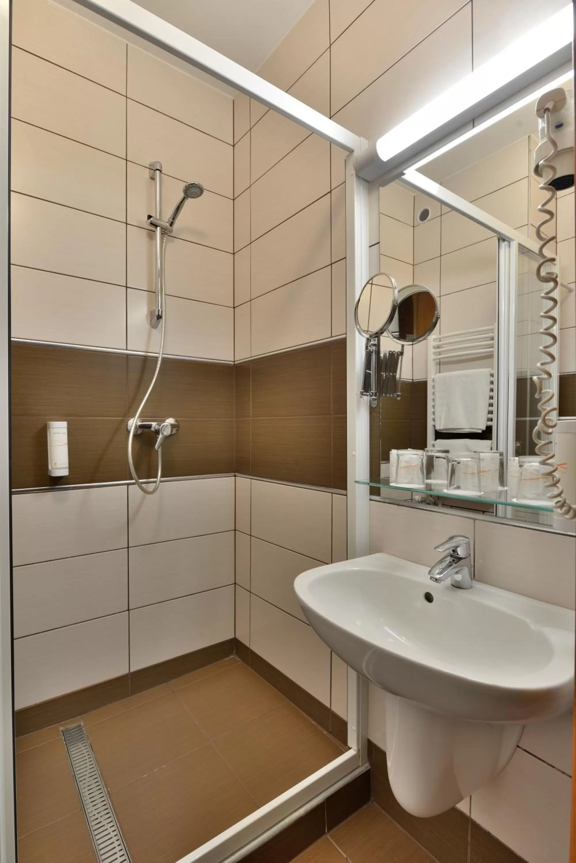 Shower in Hotel City Inn