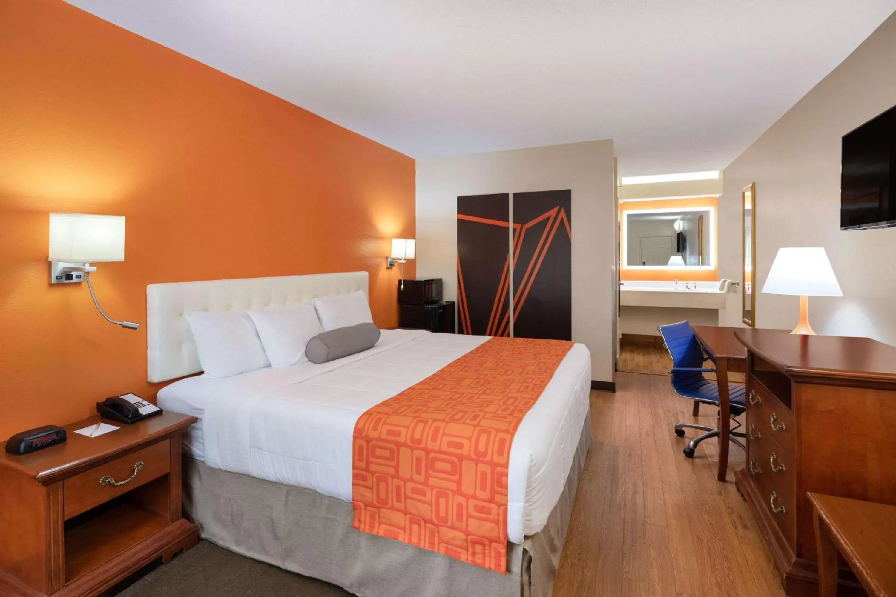 Photo of the whole room, Bed in Howard Johnson by Wyndham Savannah GA Photo of the whole room, Bed in Howard Johnson by Wyndham Savannah GA