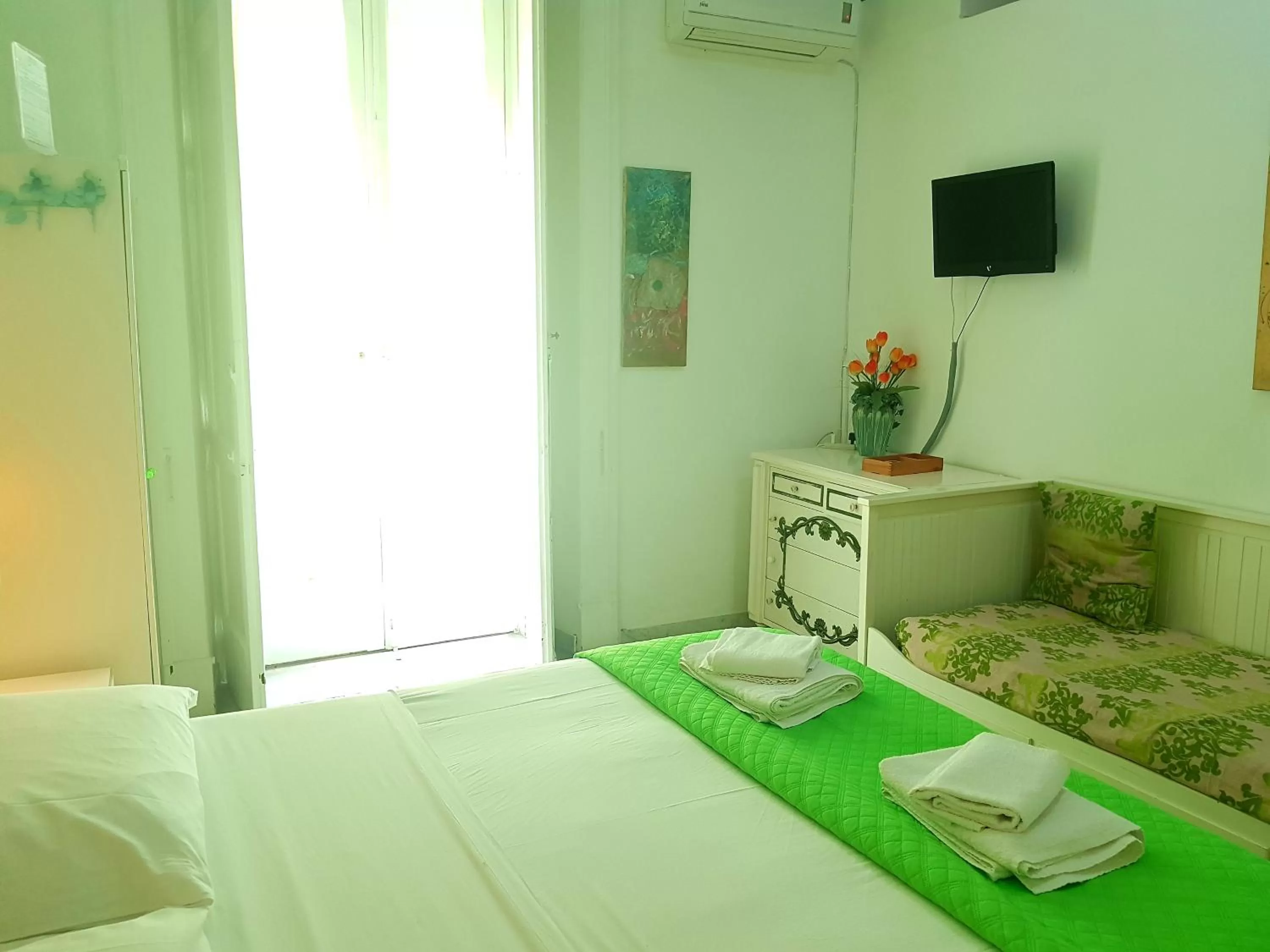 Photo of the whole room, Bed in B&B Platamon