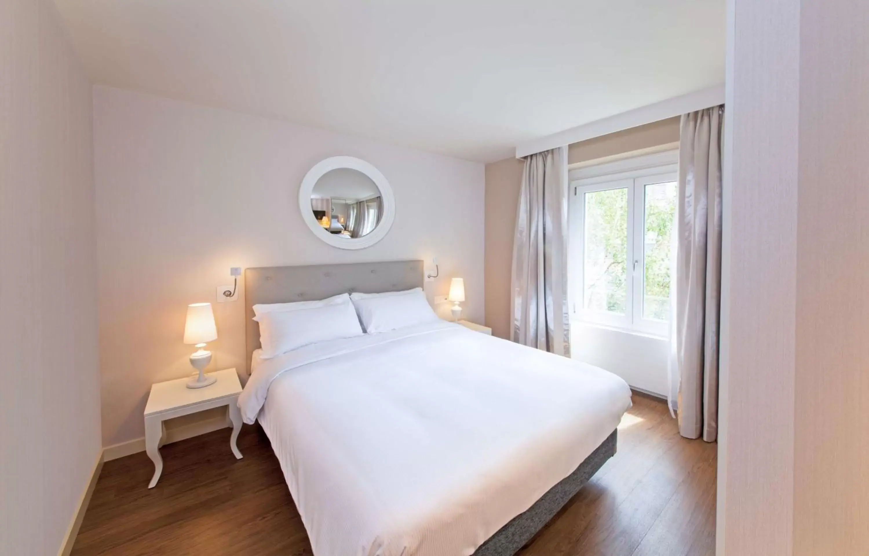 Photo of the whole room, Bed in NH Geneva City