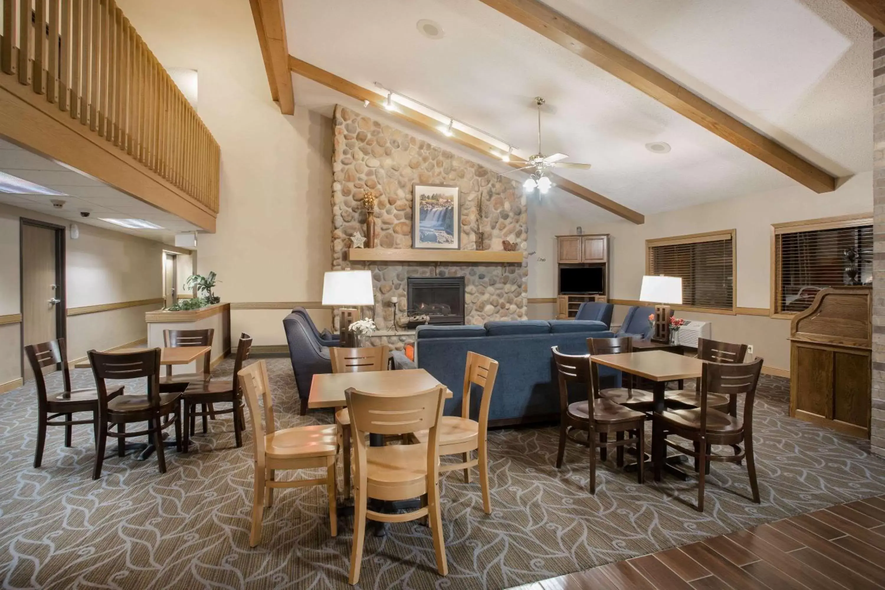 Lobby or reception, Restaurant/Places to Eat in AmericInn by Wyndham Sioux City