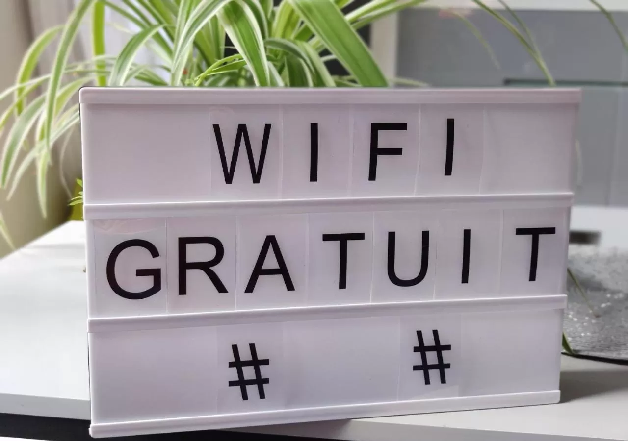 Text overlay in Alyss Saphir Cambronne Eiffel