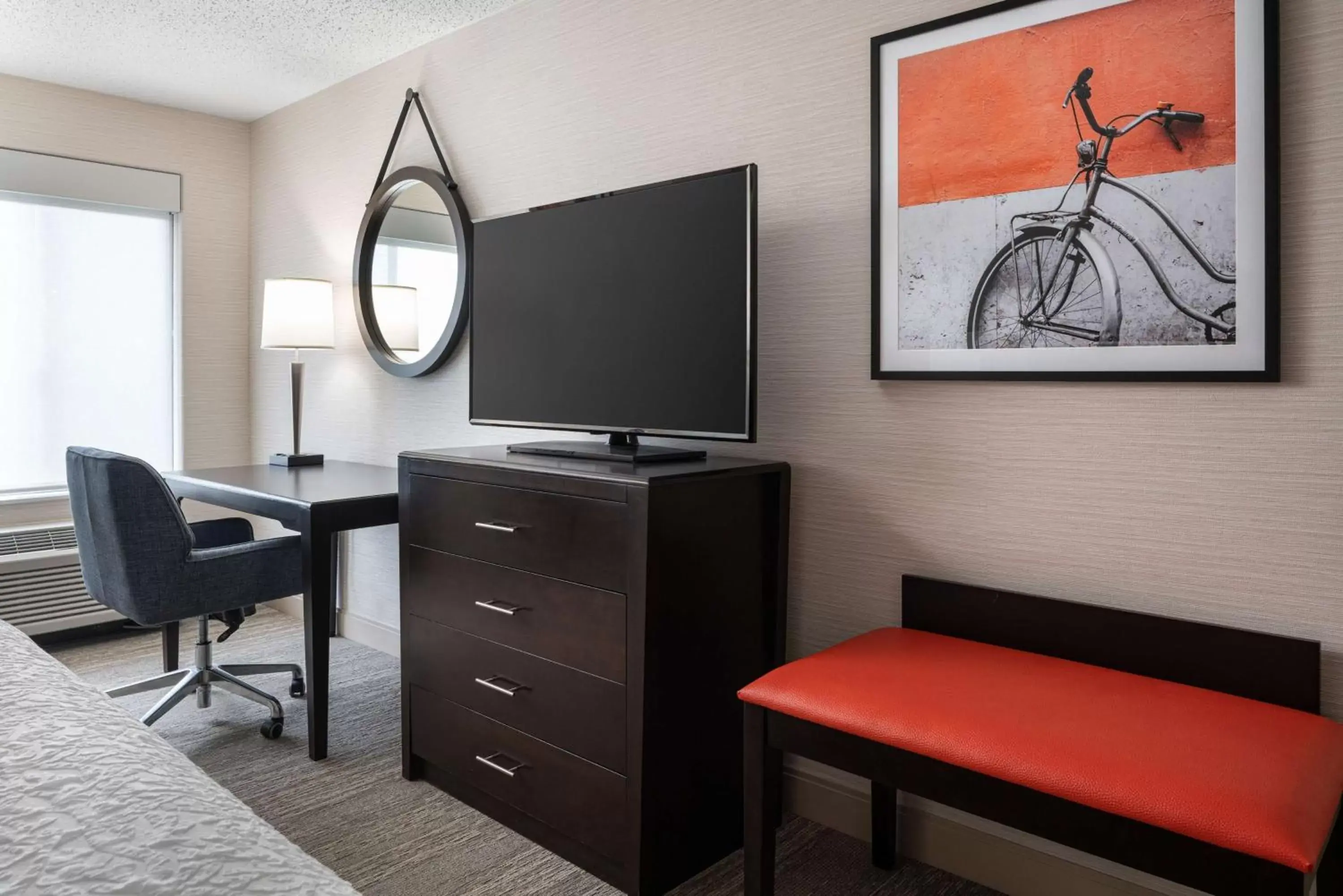 Bedroom, TV/Entertainment Center in Hampton Inn Boulder/Louisville