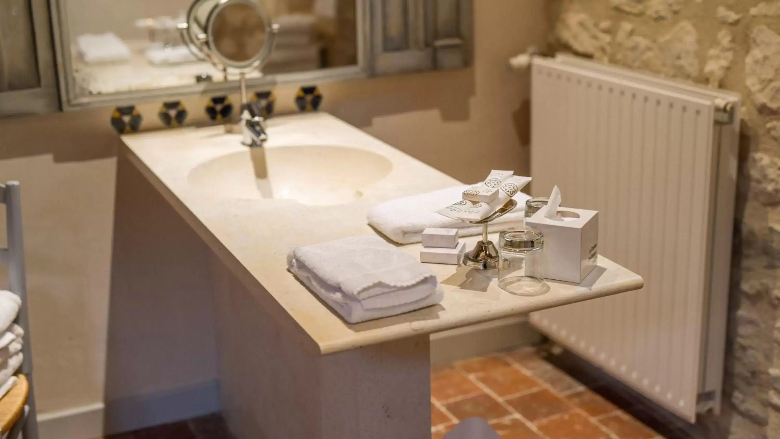 Bathroom in Hôtel la Maison de Rhodes & Spa