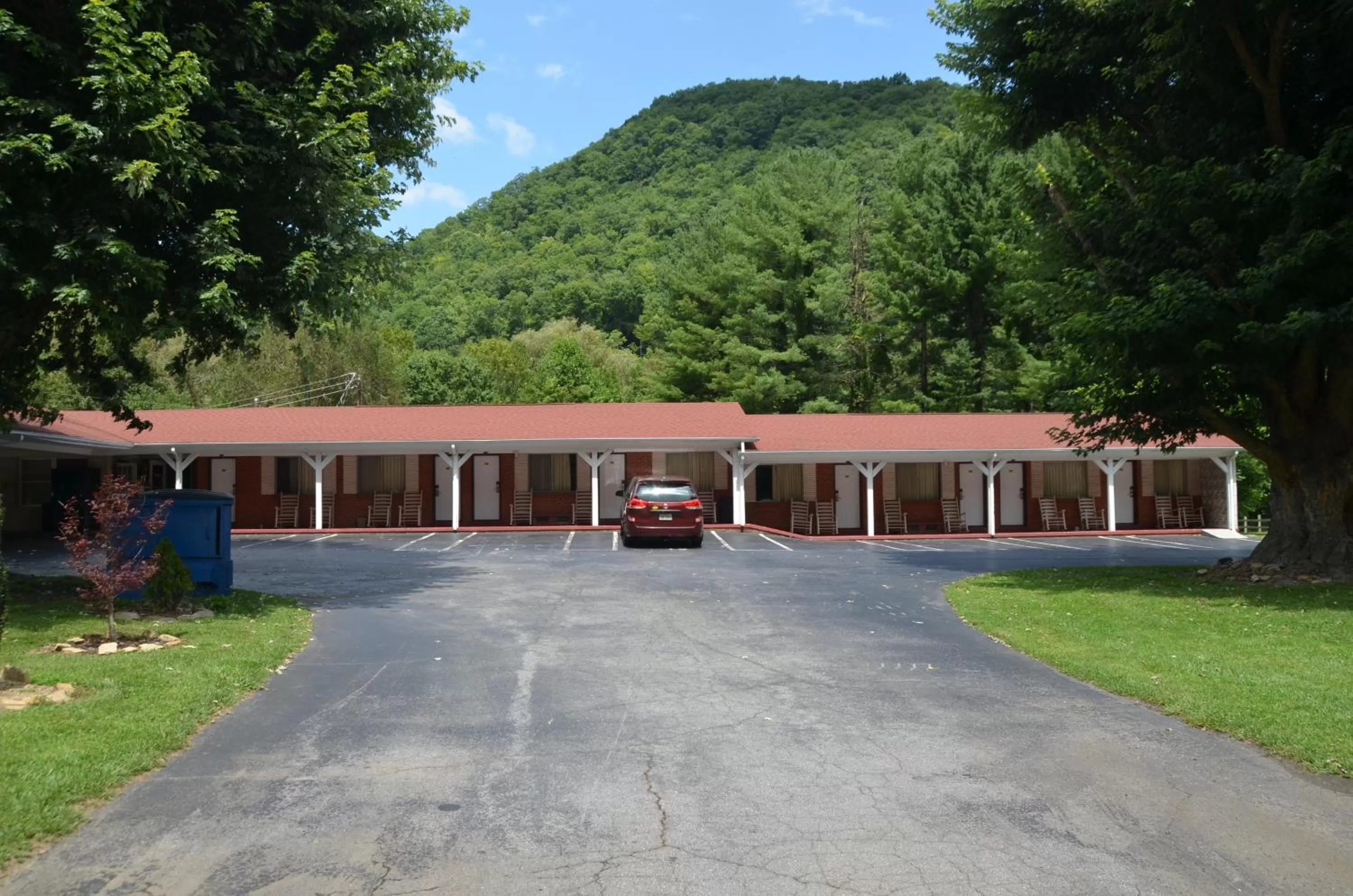 Parking in Travelowes Motel - Maggie Valley