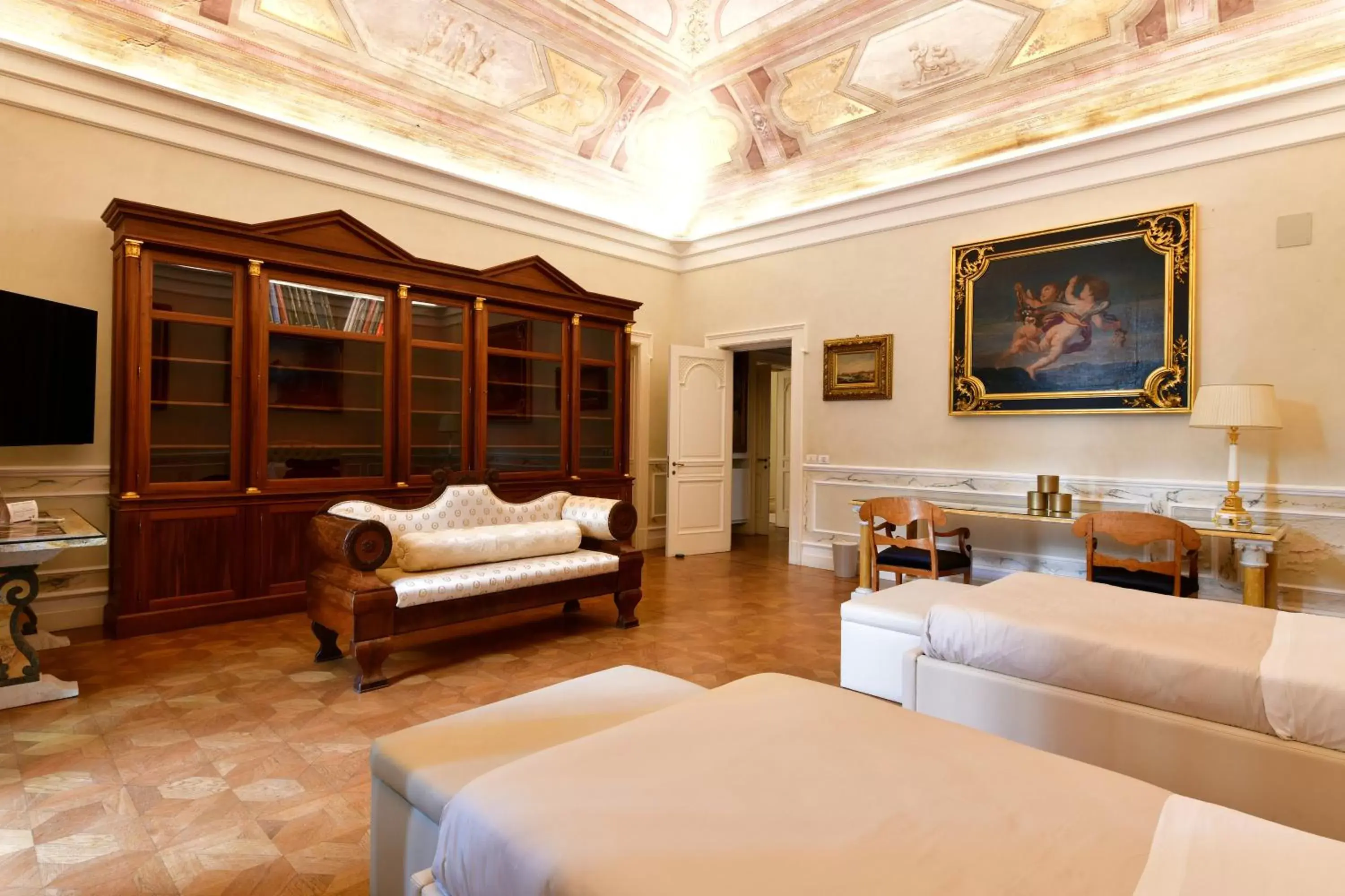 Bedroom, Seating Area in Sisuites