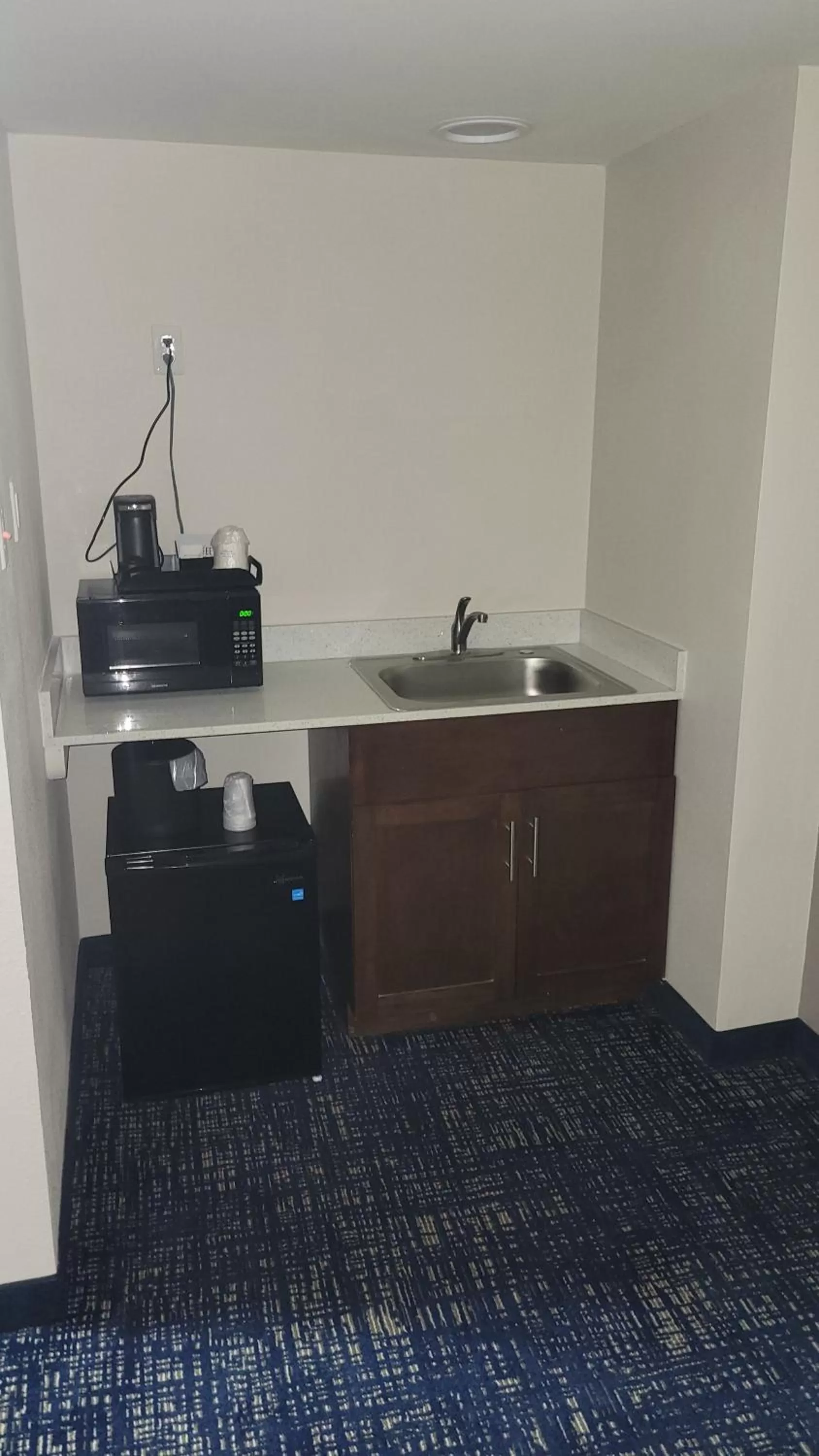 Kitchen or kitchenette in Wingate by Wyndham Panama City Area Lynn Haven