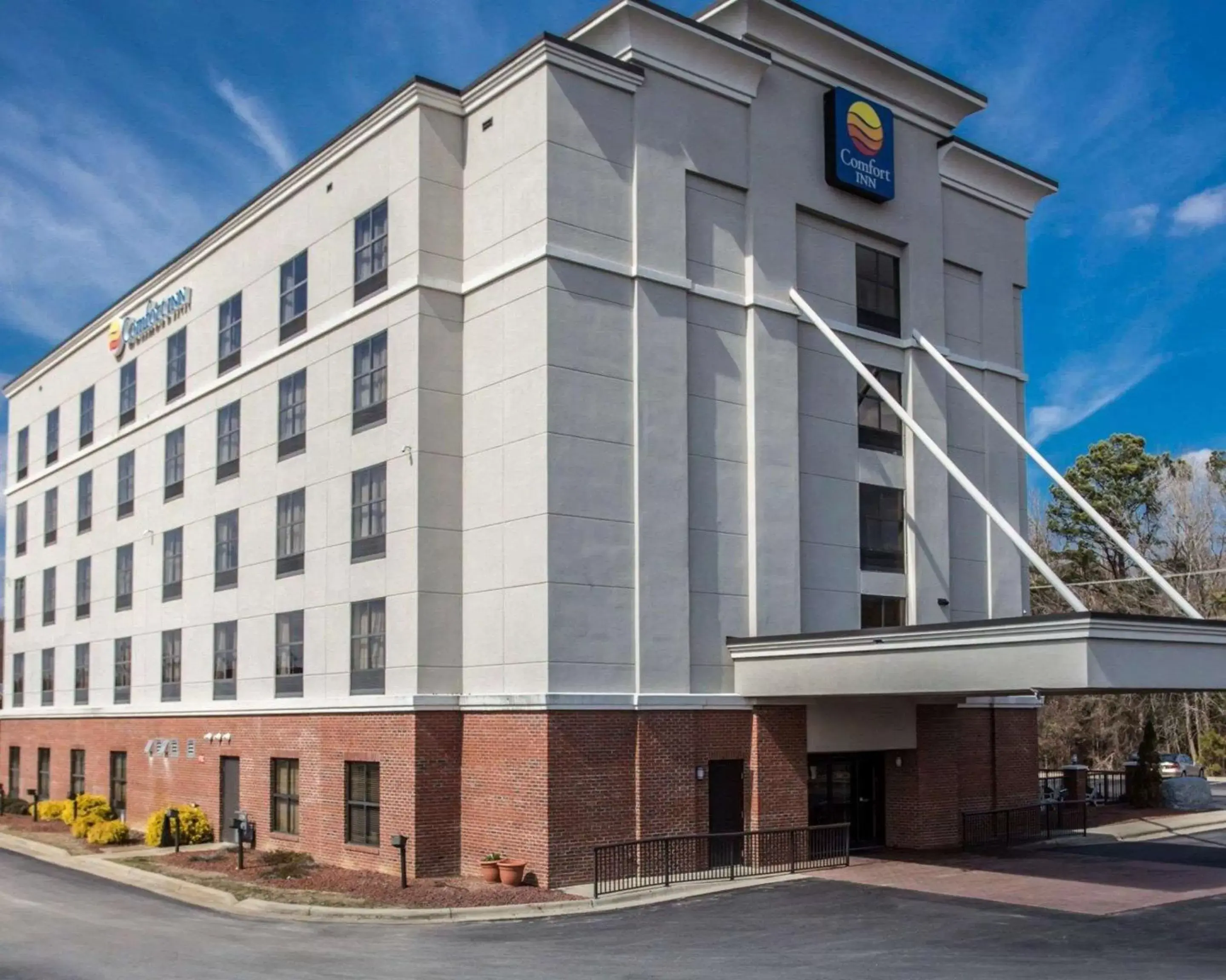 Property Building in Comfort Inn & Suites