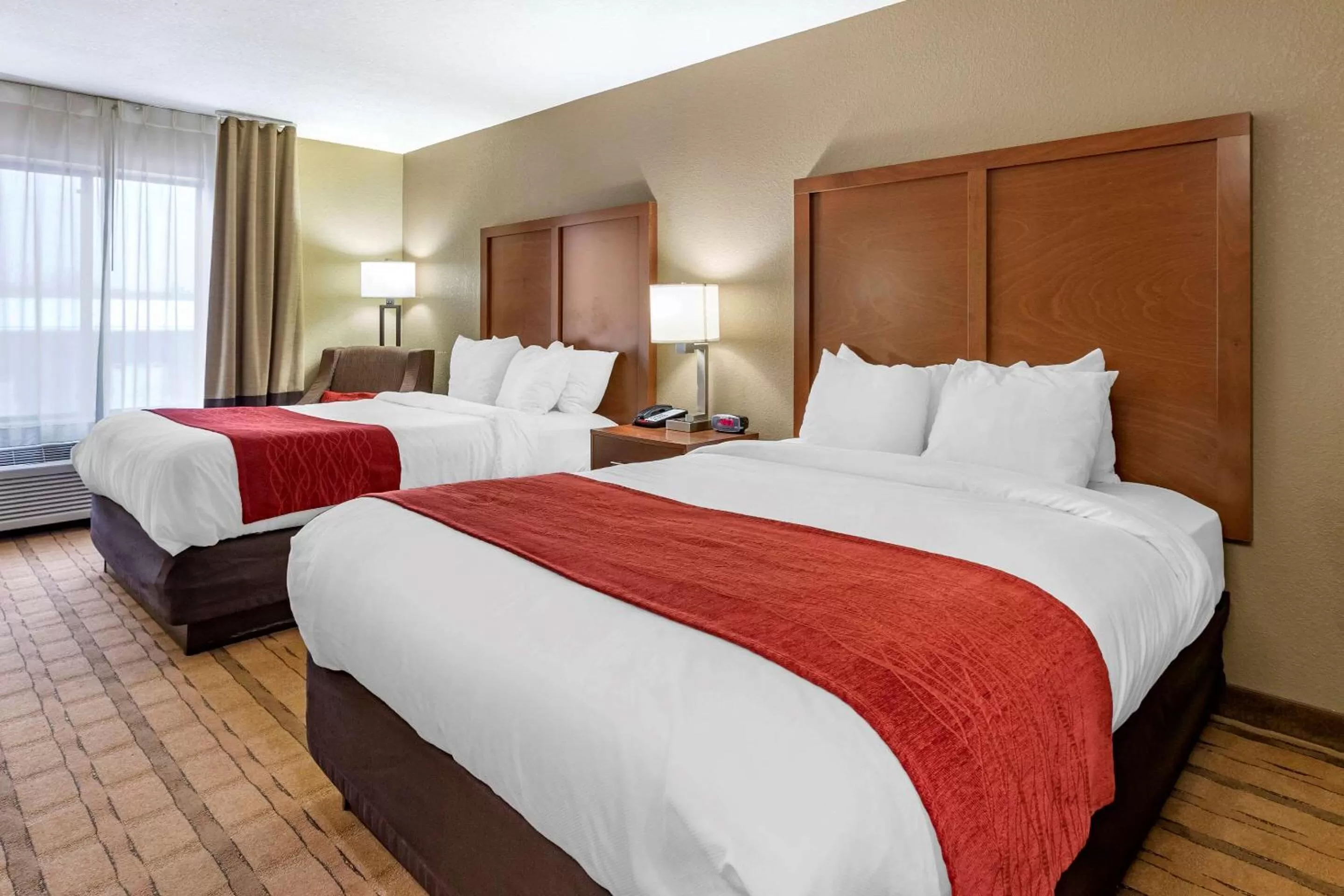 Photo of the whole room, Bed in Comfort Inn & Suites Cedar Rapids North - Collins Road