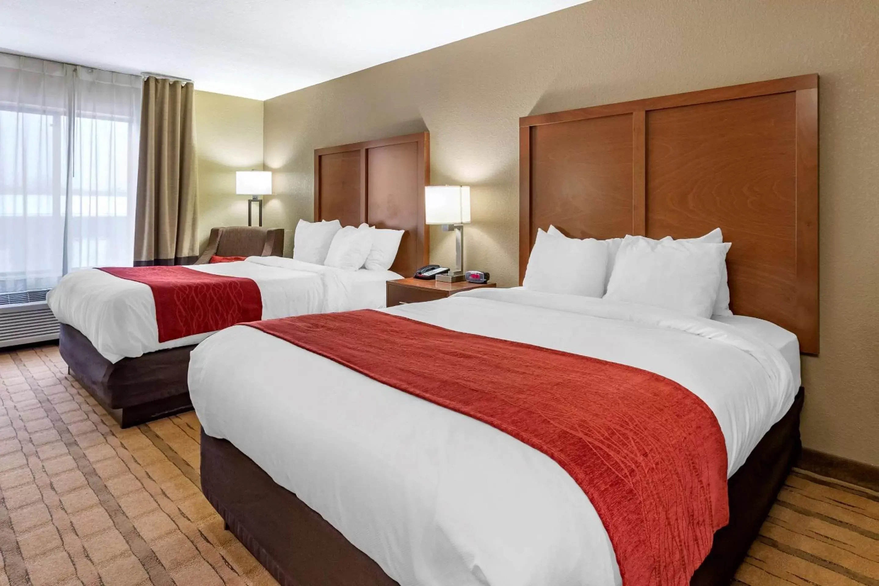 Photo of the whole room, Bed in Comfort Inn & Suites Cedar Rapids North - Collins Road Photo of the whole room, Bed in Comfort Inn & Suites Cedar Rapids North - Collins Road