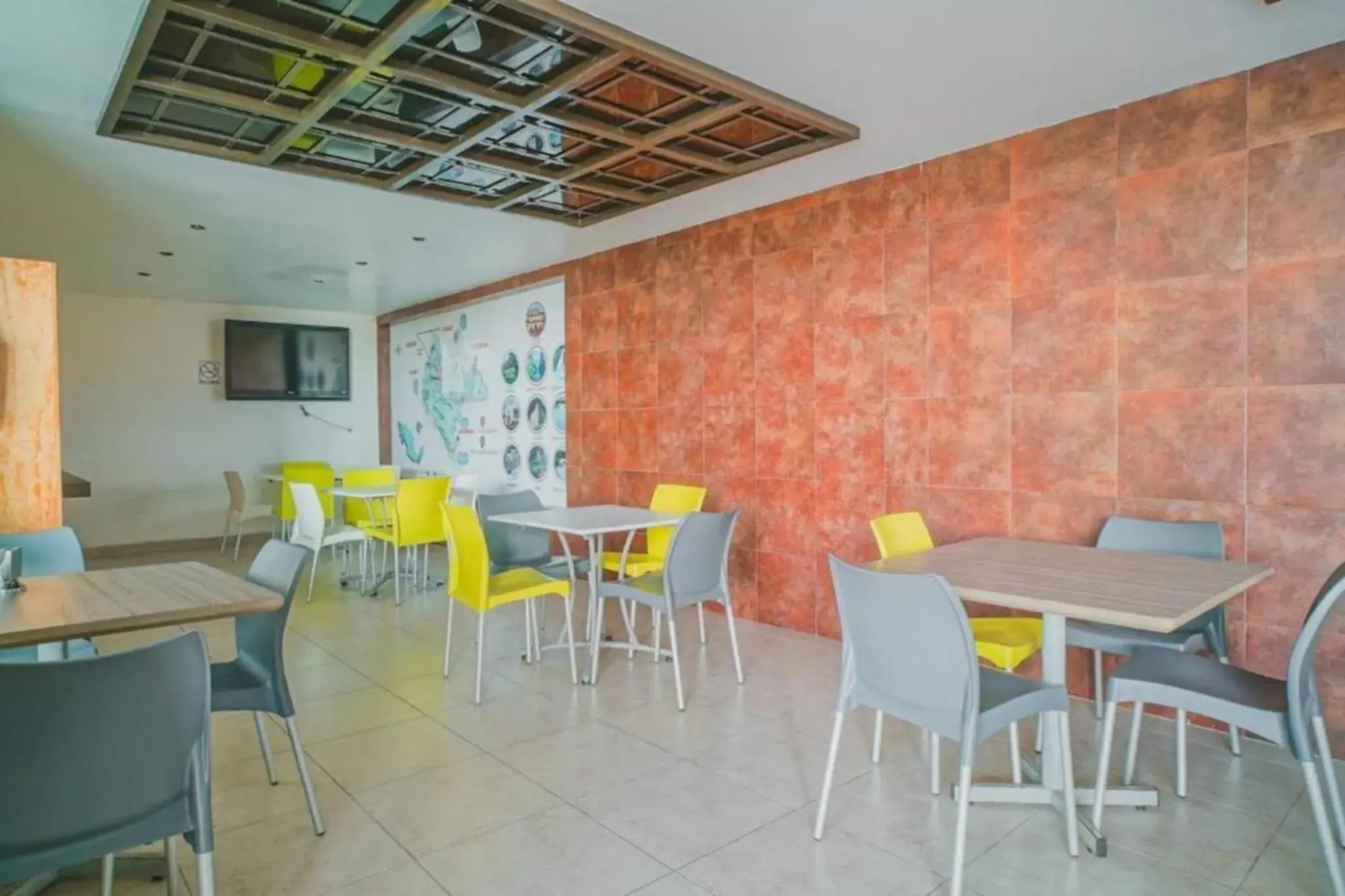 Seating area, Restaurant/Places to Eat in Hotel Brisas Express