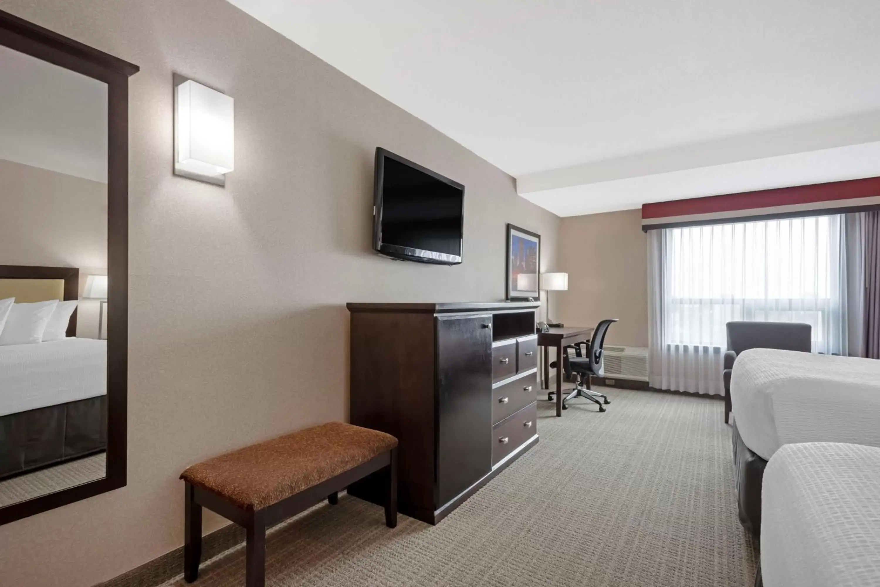 Bedroom, TV/Entertainment Center in Best Western PLUS Port O'Call Hotel
