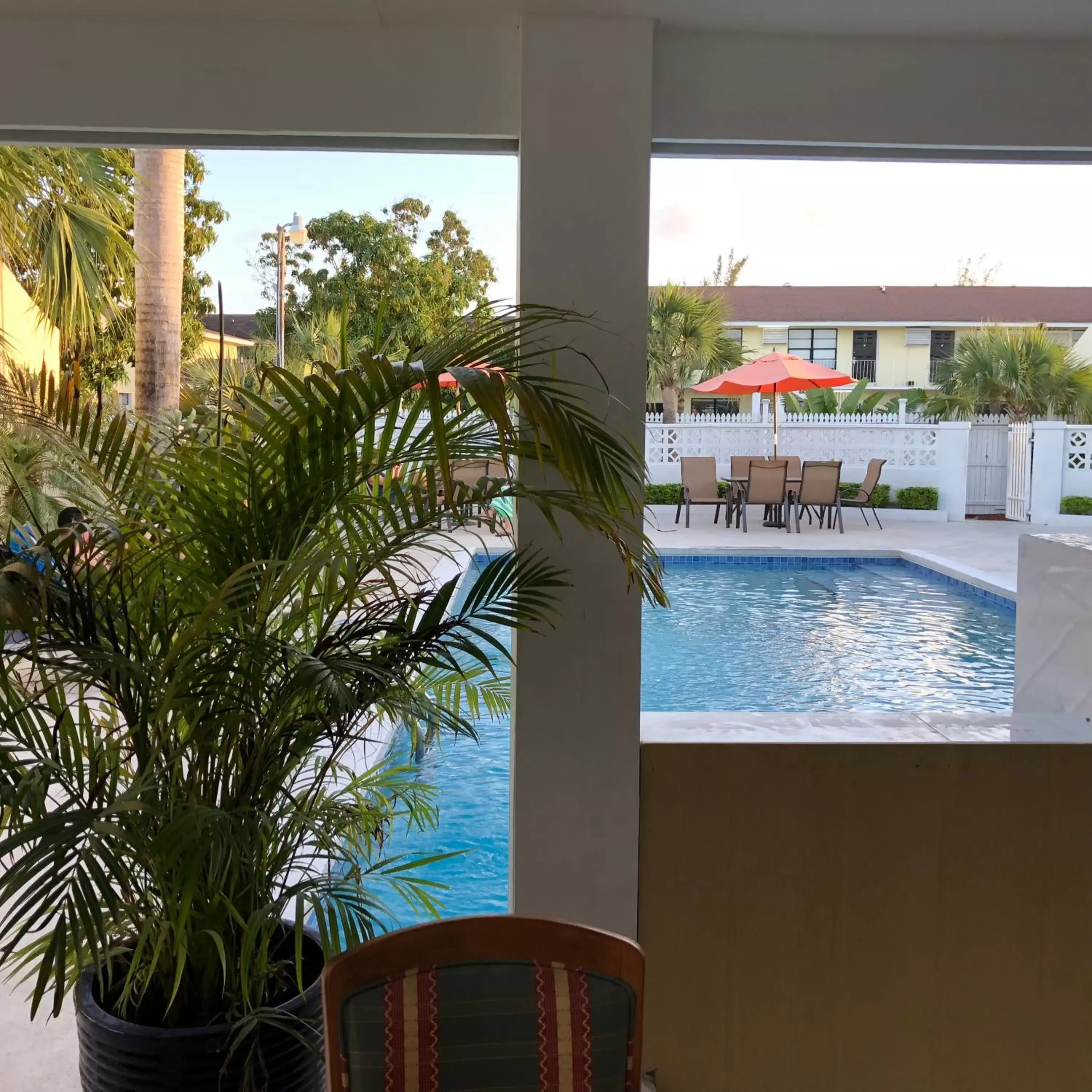 Swimming Pool in Colony Club Inn & Suites