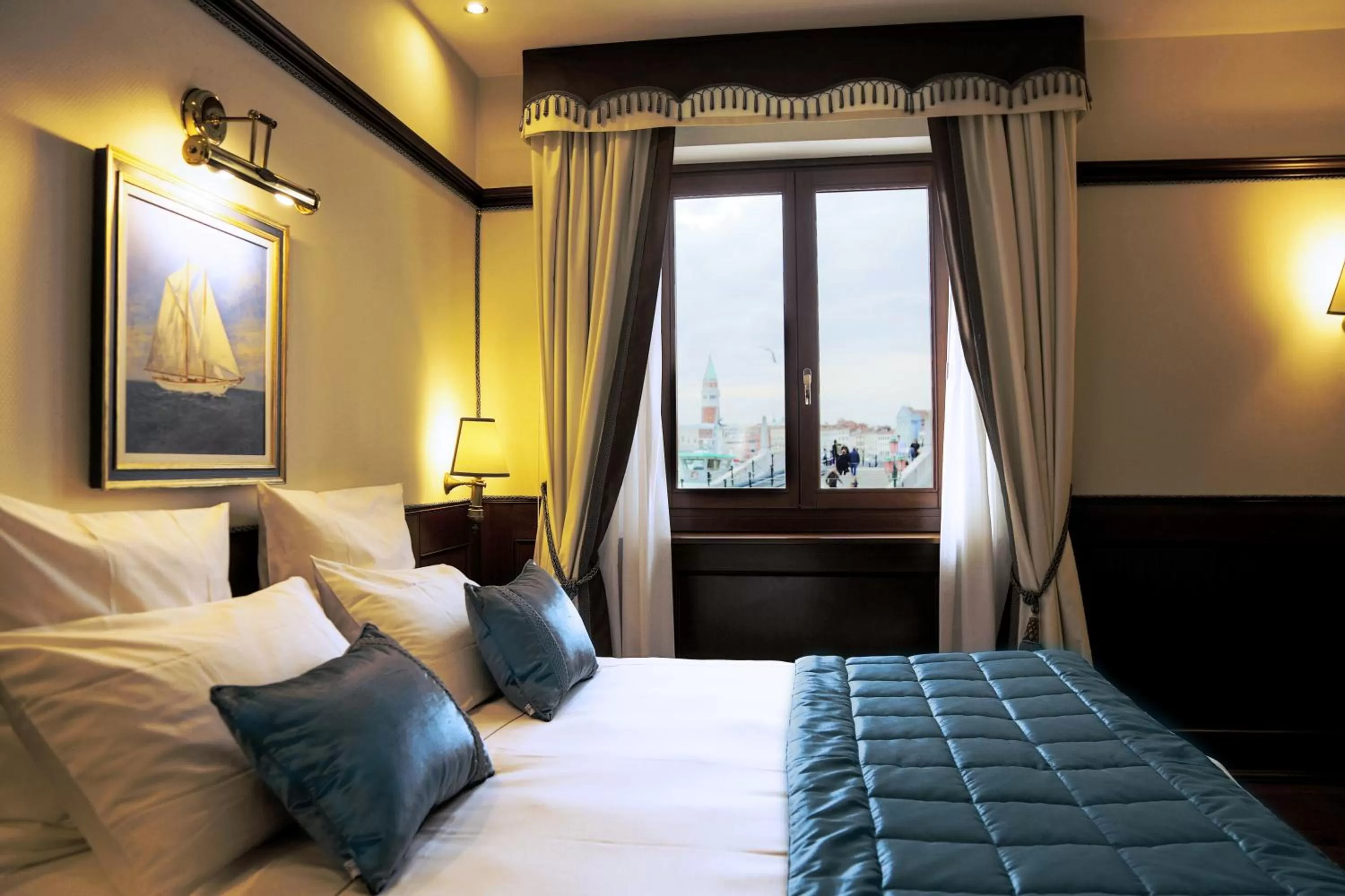 Photo of the whole room, Bed in Hotel Bucintoro