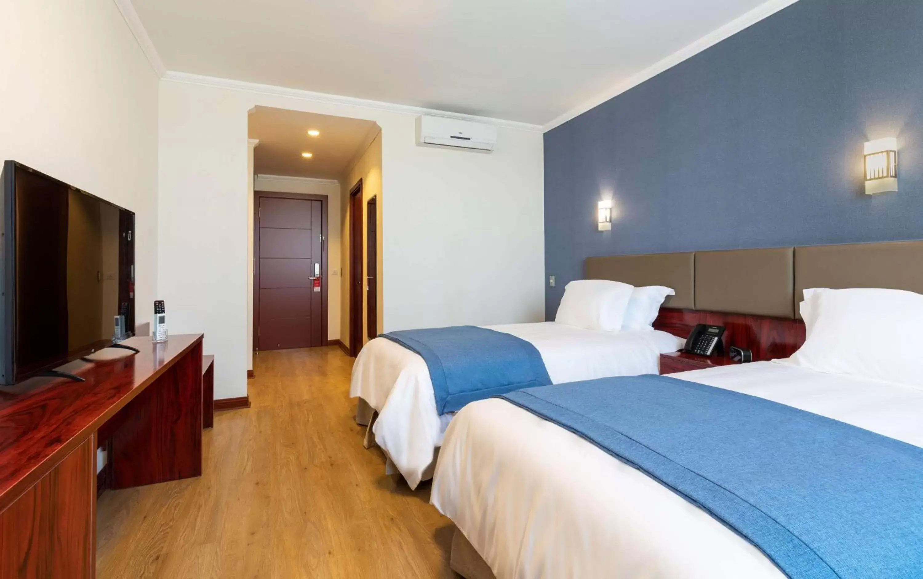 Photo of the whole room, Bed in Best Western Estacion Central