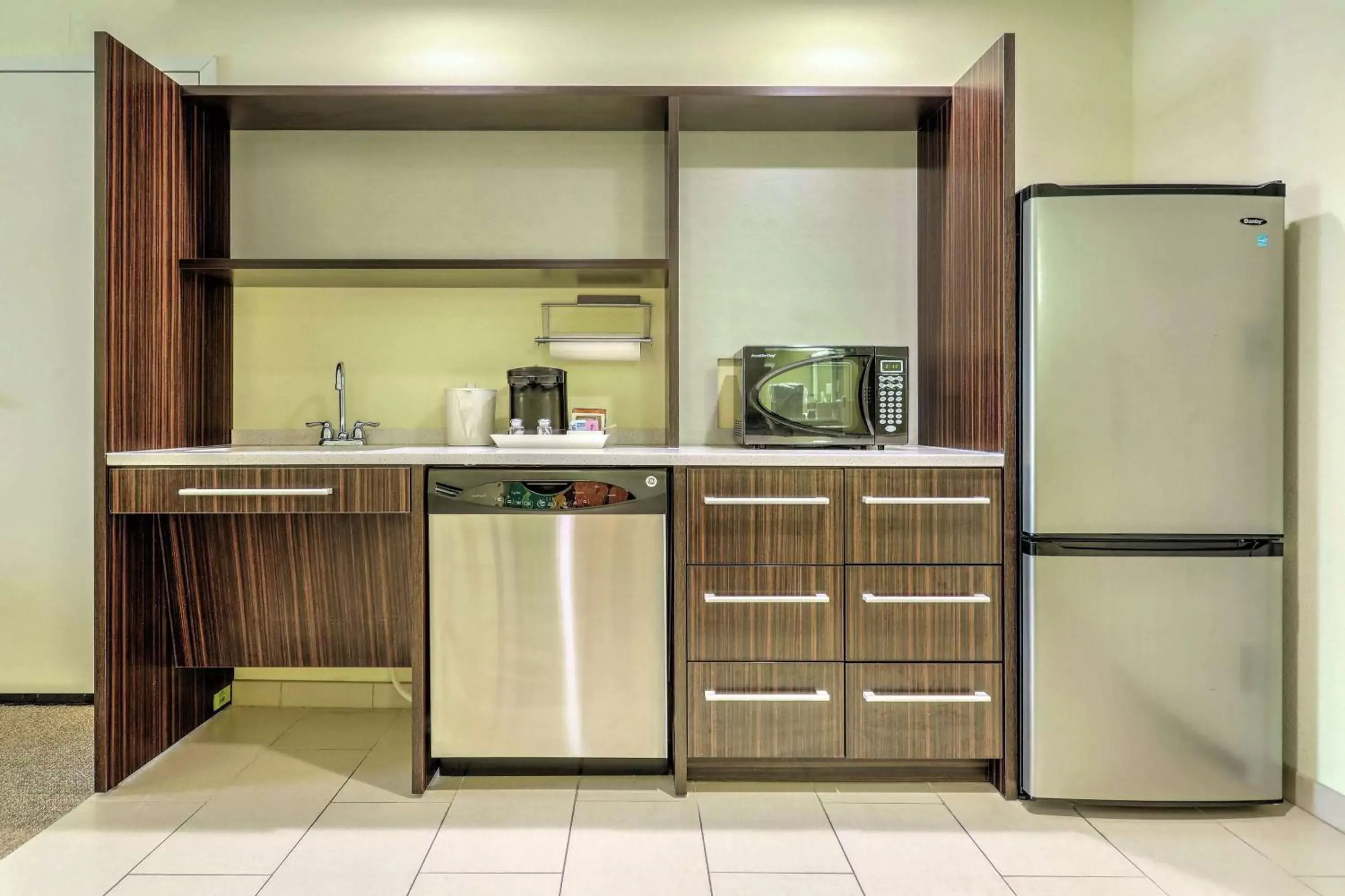 Kitchen or kitchenette, Kitchen/Kitchenette in Home2 Suites by Hilton Erie