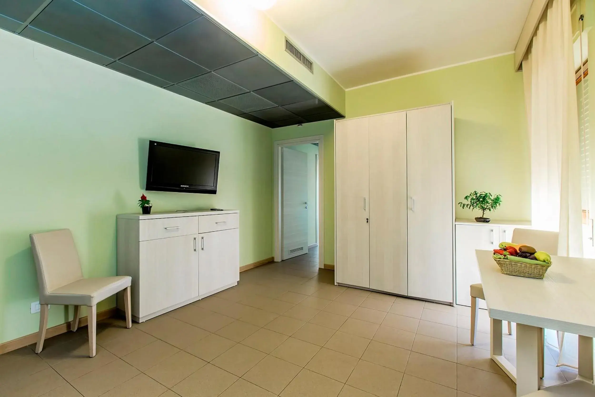 People, TV/Entertainment Center in Hotel Residence Ulivi E Palme