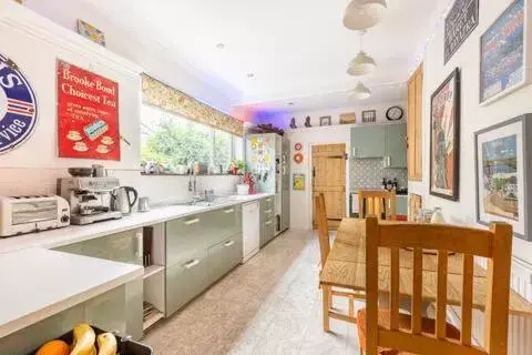 Communal kitchen, Kitchen/Kitchenette in Tŷ Selah, Rugby Ave, Neath