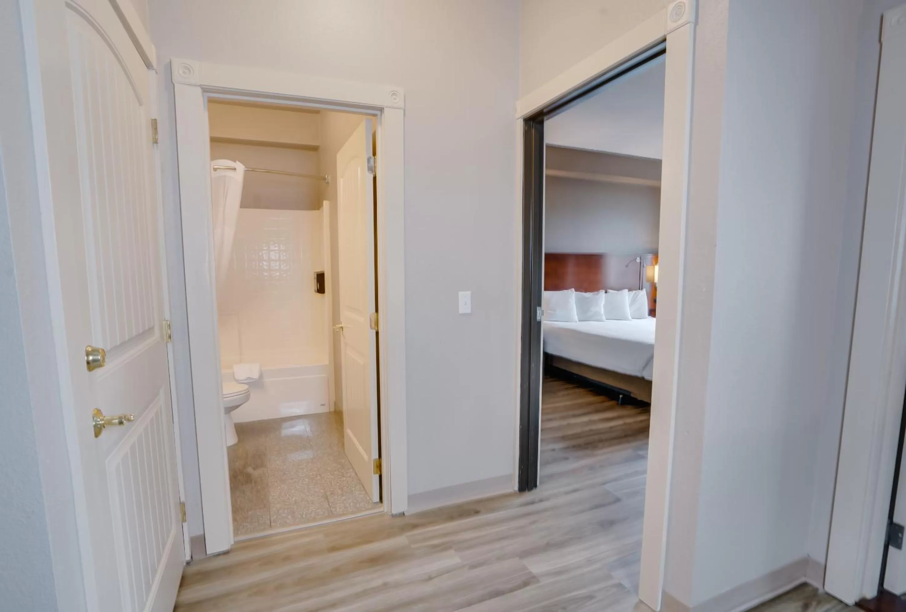 Toilet, Bed in The Ashley Inn & Suites