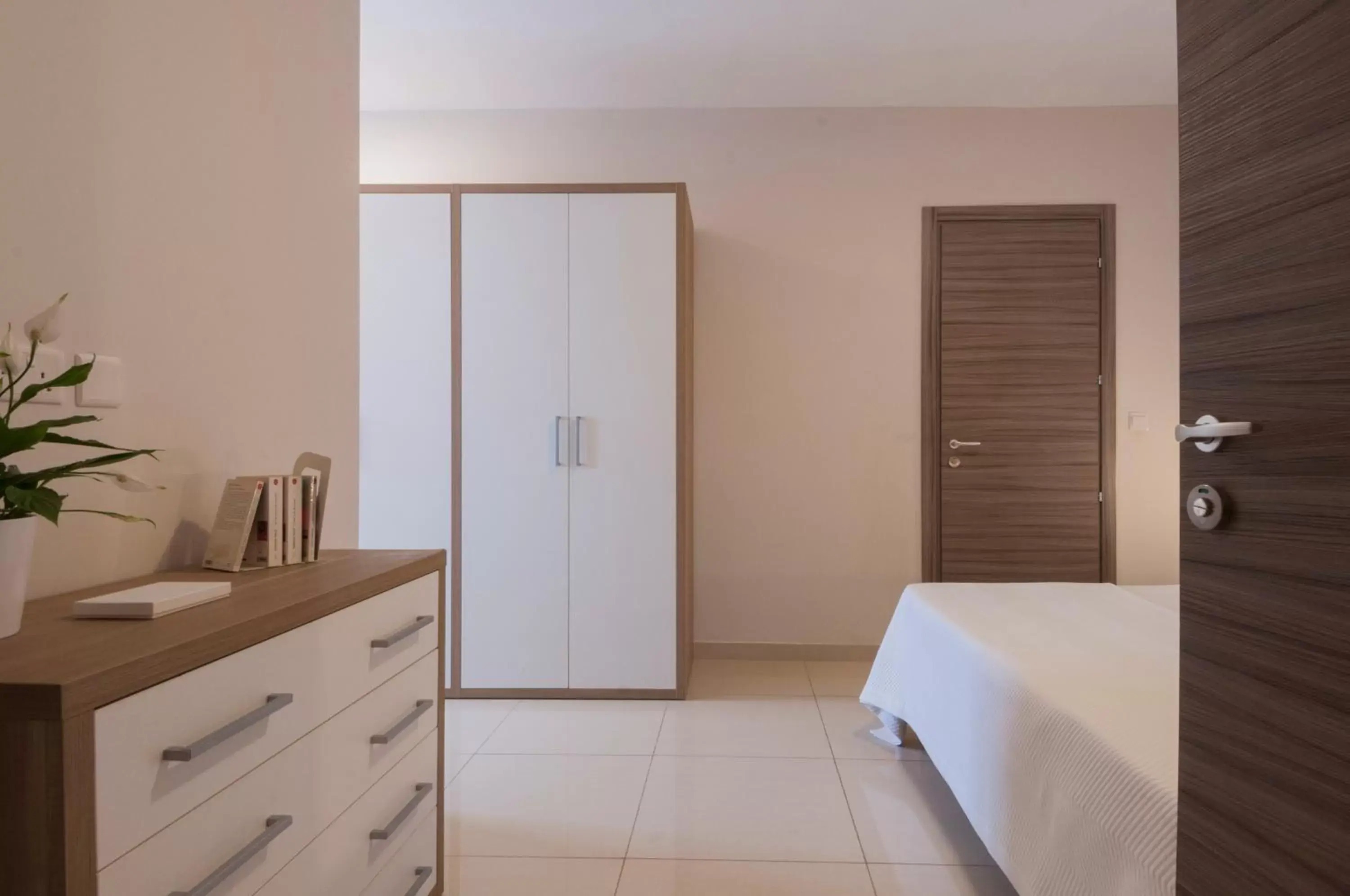 Bedroom, Kitchen/Kitchenette in Blubay Apartments by ST Hotels