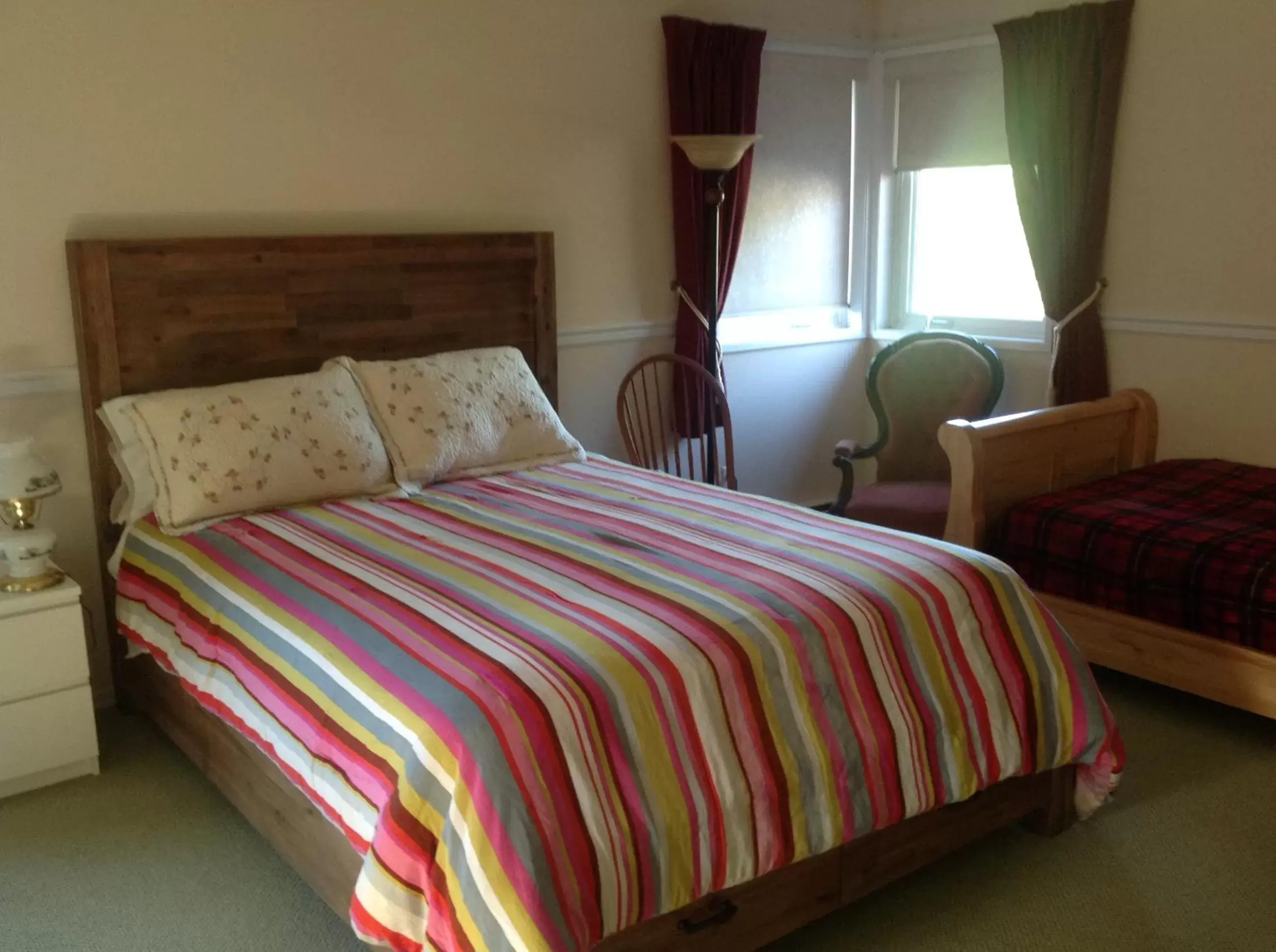 Photo of the whole room, Bed in Laurel's Cottage by Elevate Rooms