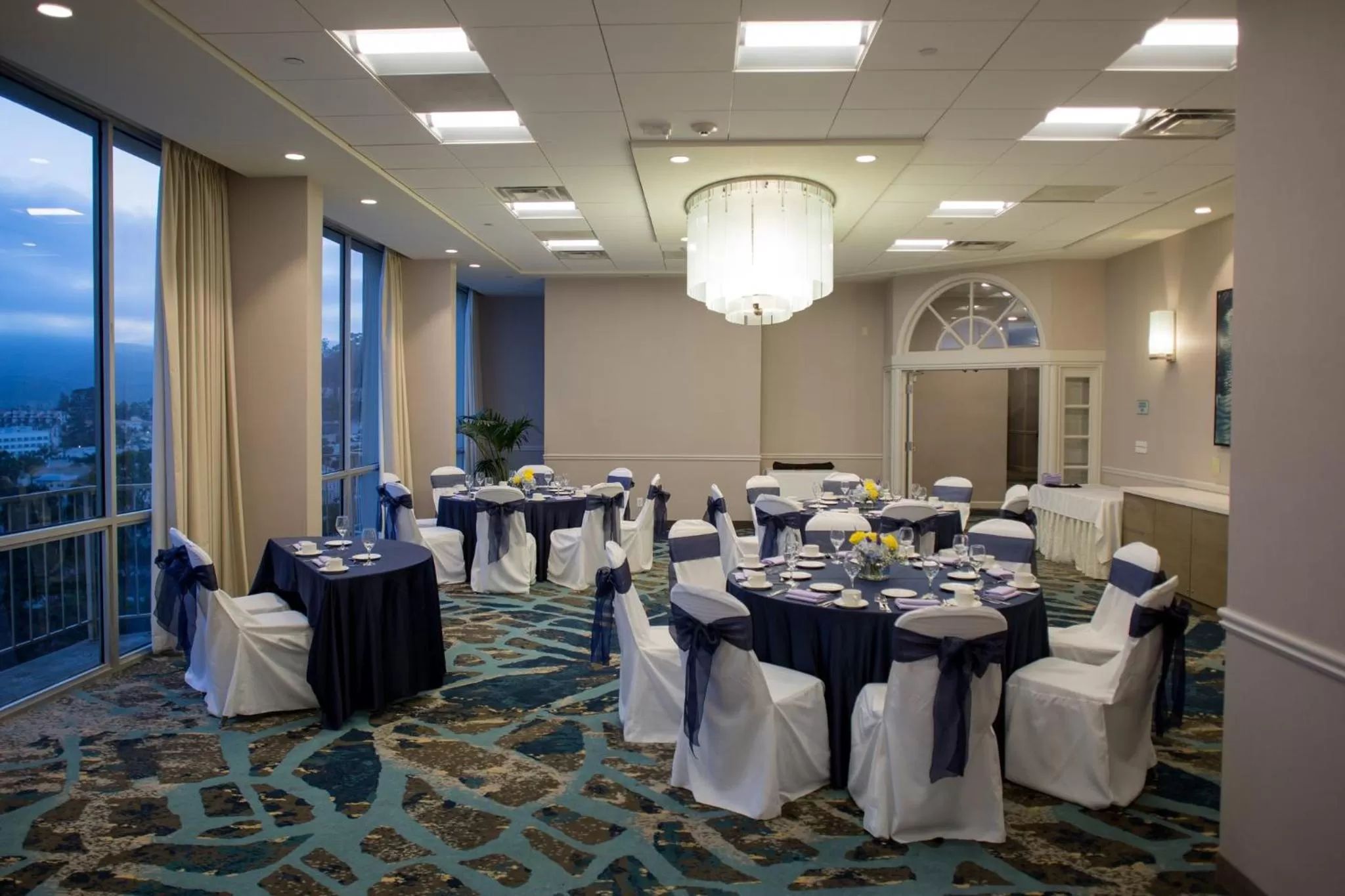 Meeting/conference room in Crowne Plaza Ventura Beach by IHG