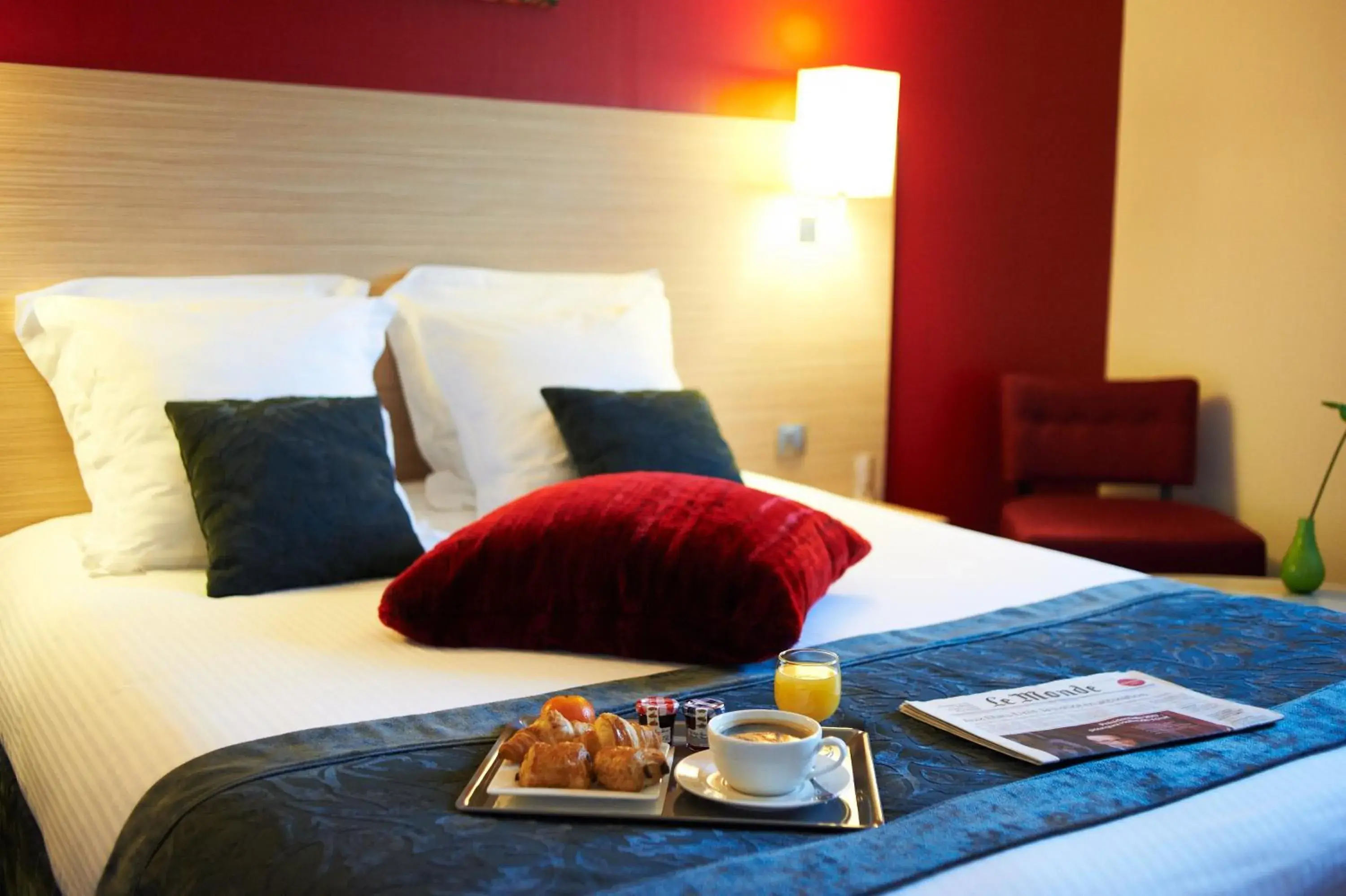 Bed in Hotel Restaurant Du Parc Saumur Logis Elégance