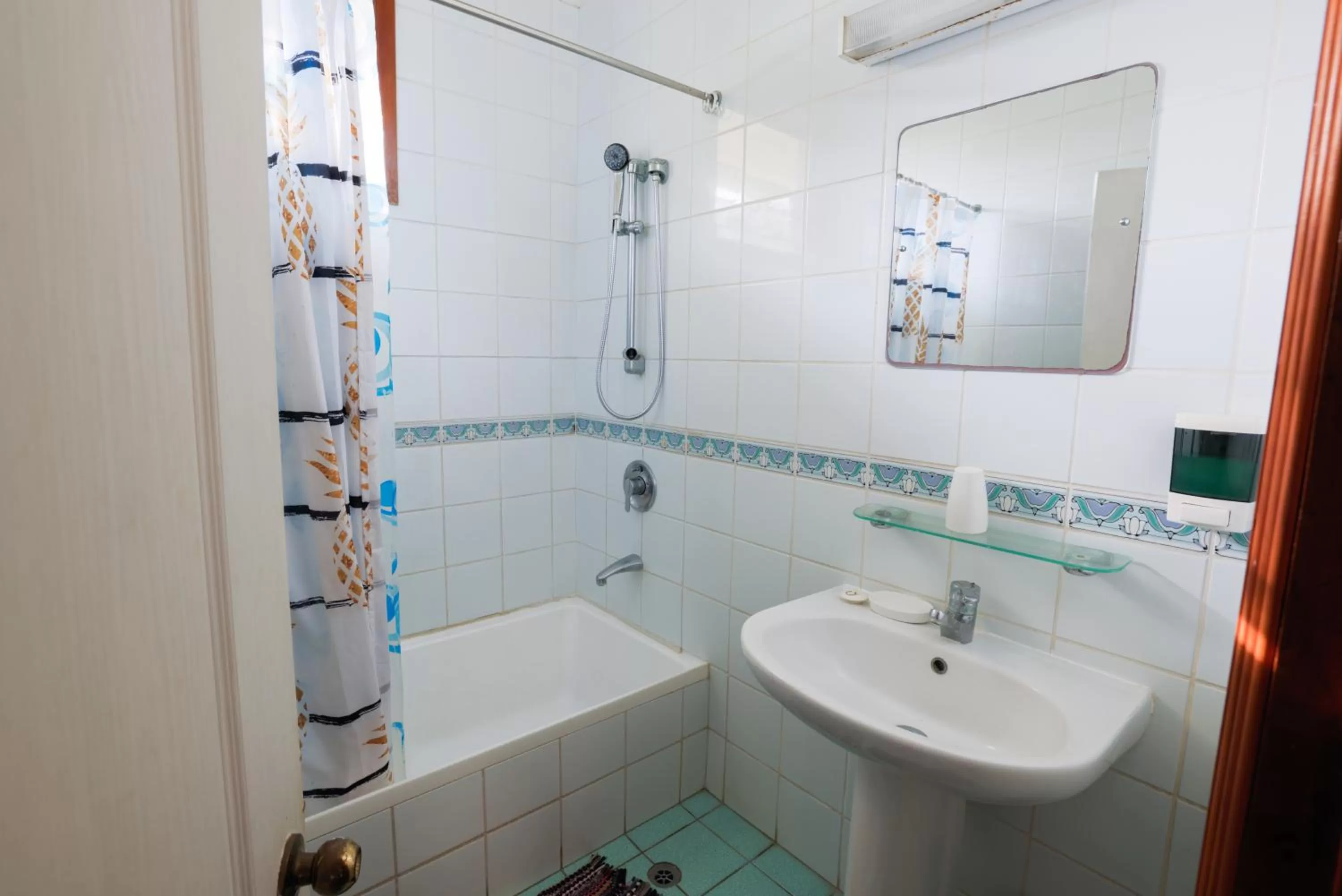 Shower in Lynn's Getaway Hotel