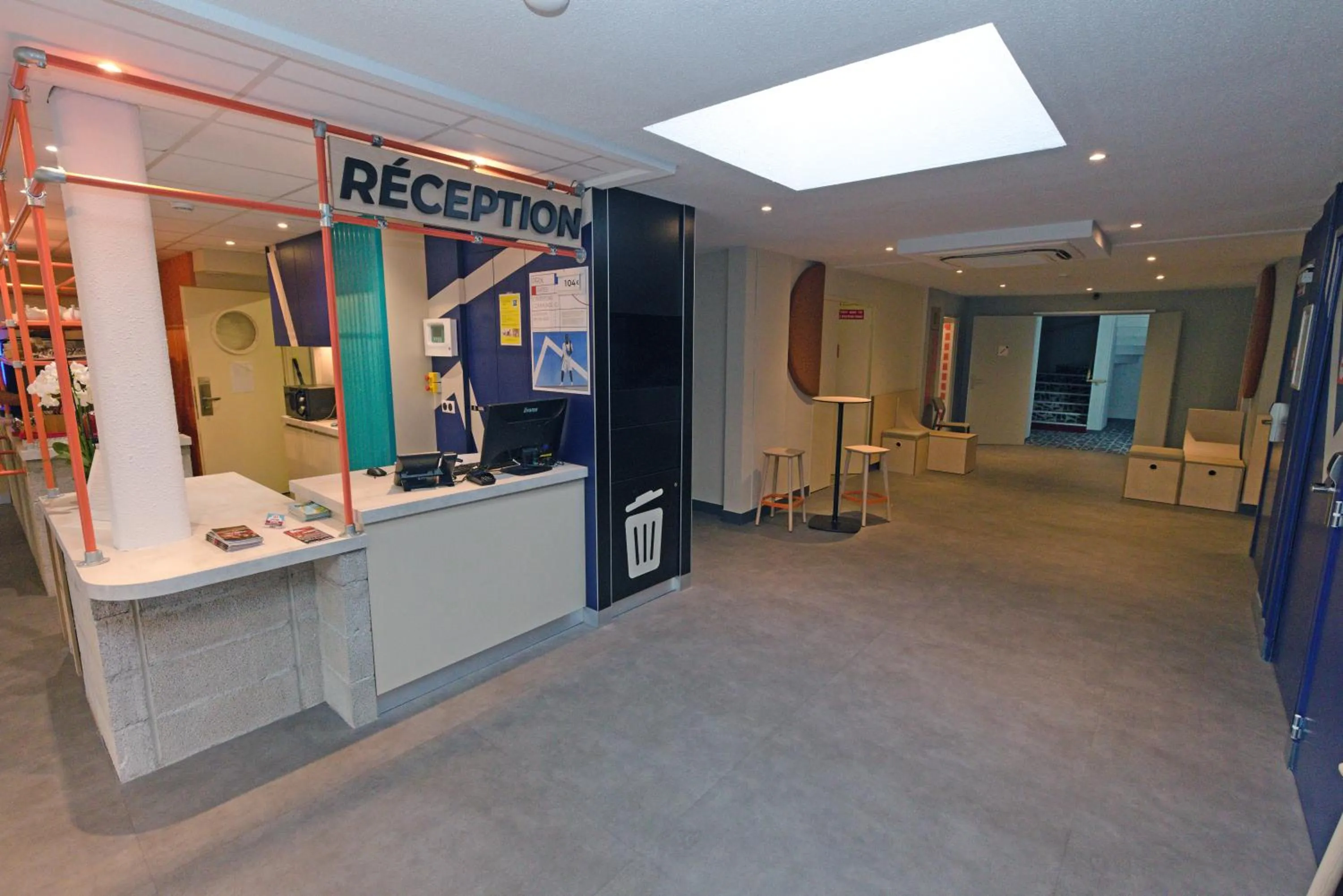 Lobby or reception in ibis Budget La Teste Bassin d'Arcachon