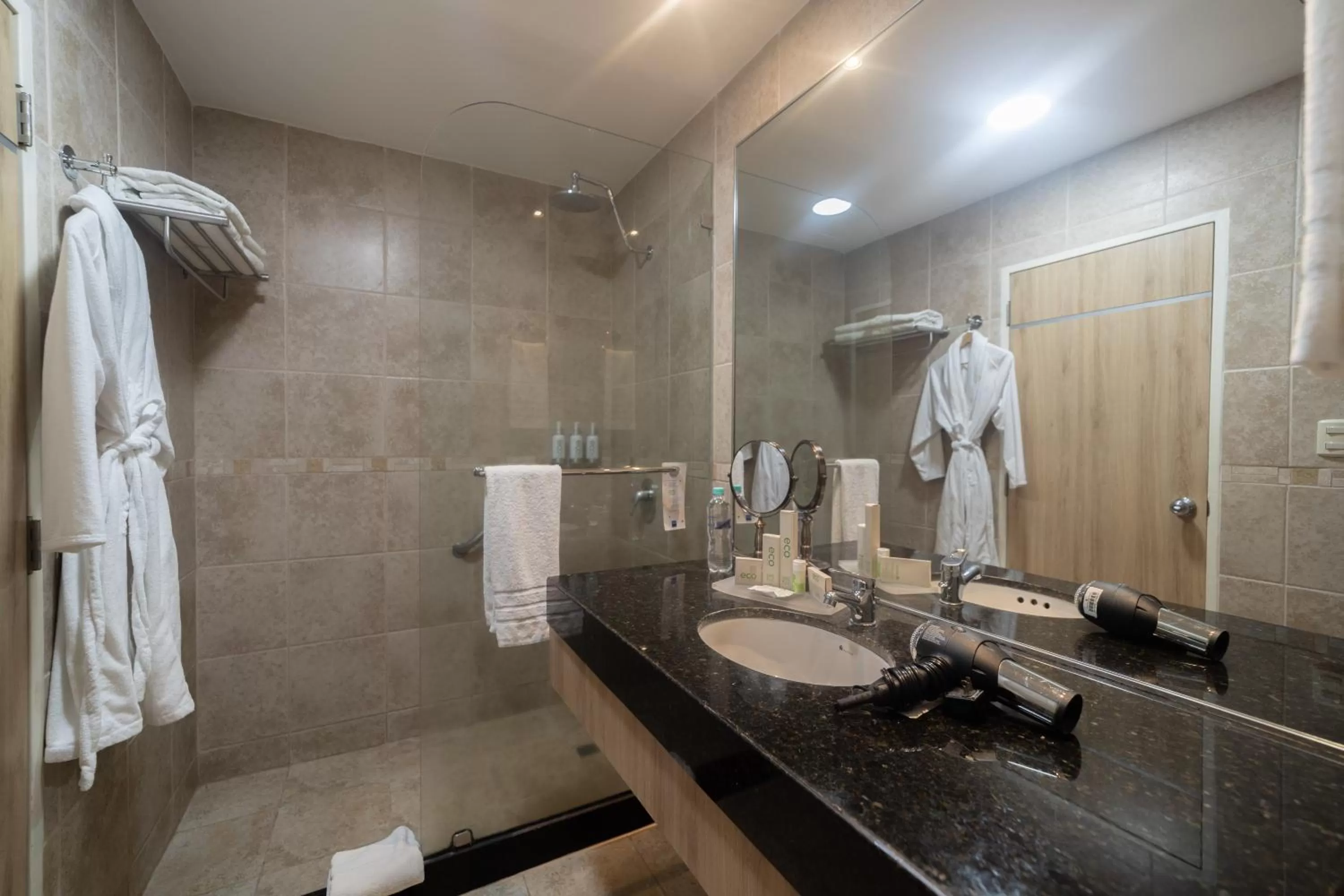 Shower in TRYP by Wyndham Guayaquil Airport