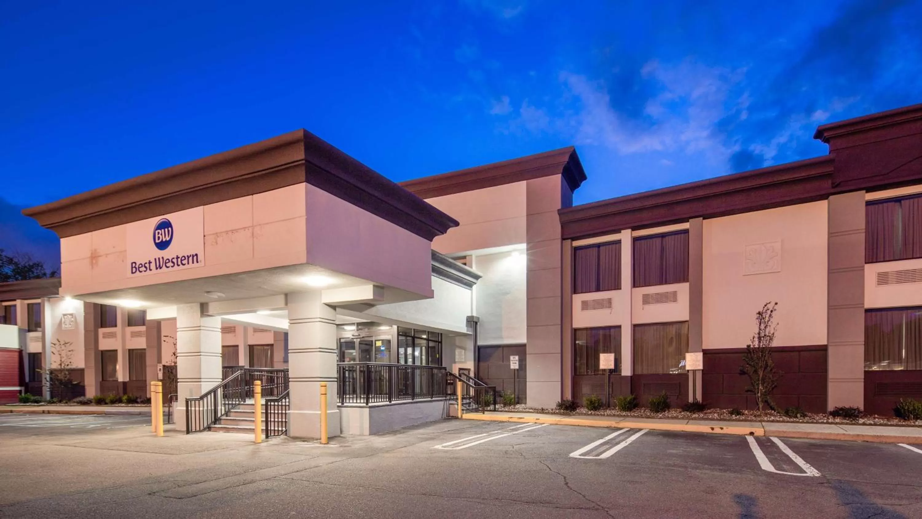 Property Building in Best Western Paramus Hotel & Suites