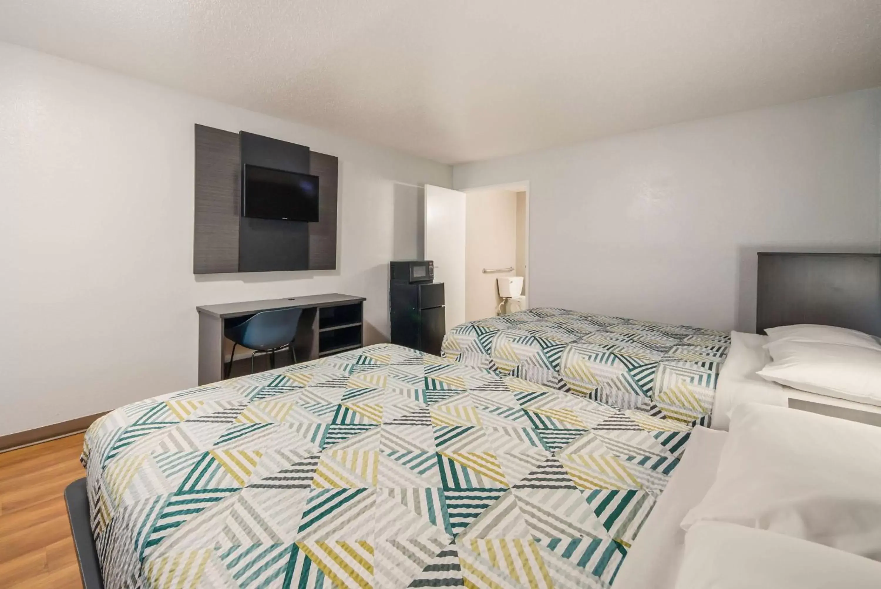 Photo of the whole room, Bed in Motel 6-Laredo, TX - North I-35
