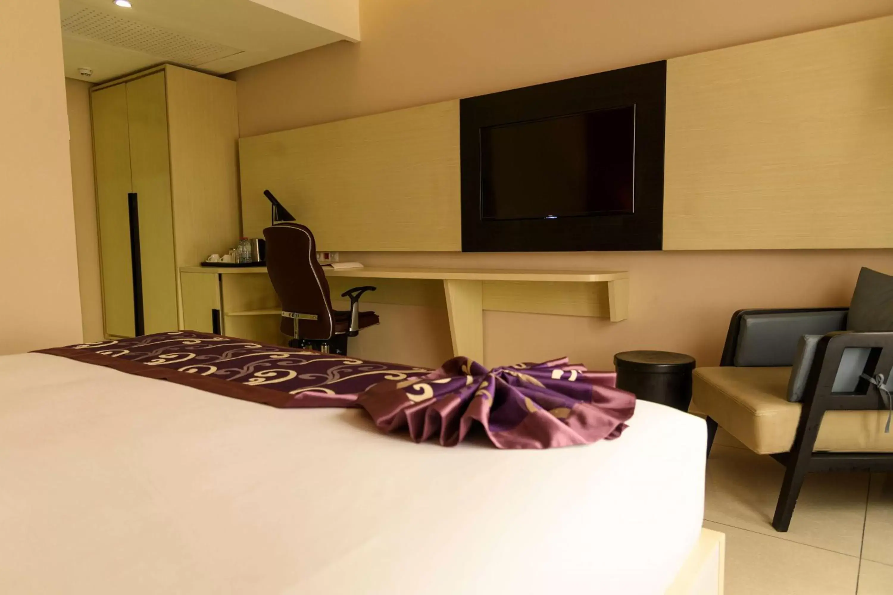 Pool view, Bed in Best Western Plus Soaho Douala Airport Pool view, Bed in Best Western Plus Soaho Douala Airport