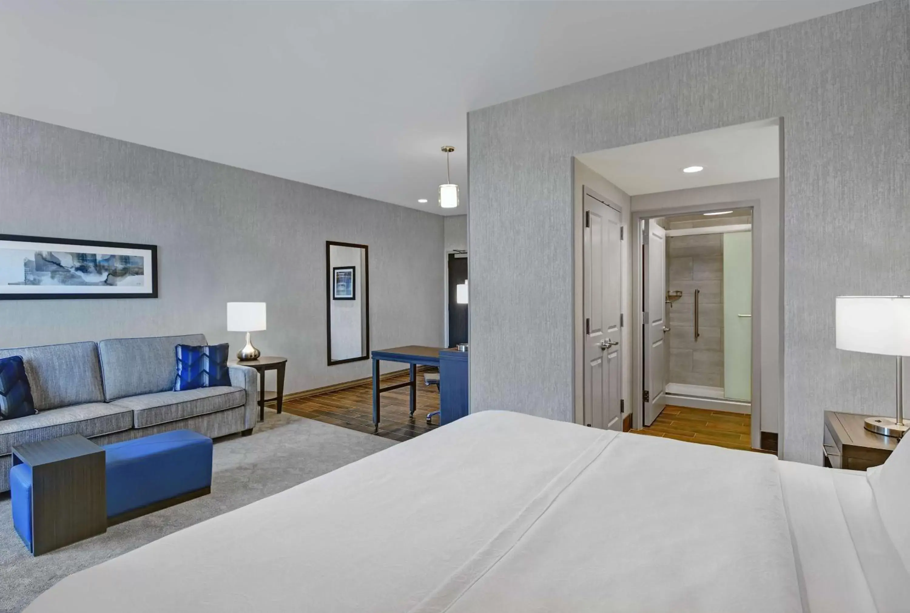Living room, Bed in Homewood Suites By Hilton Edison Woodbridge, NJ