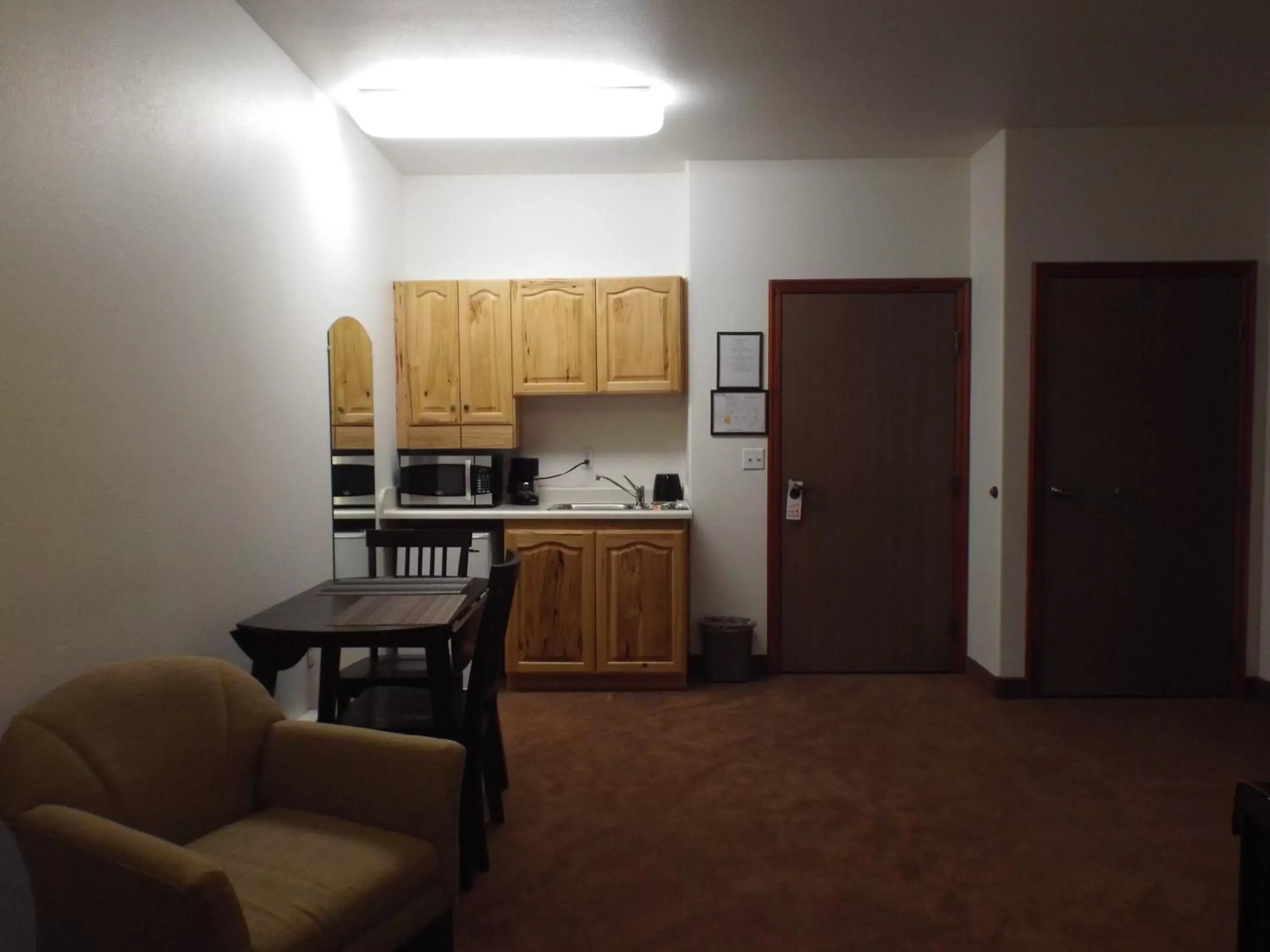 Living room, Kitchen/Kitchenette in Greenwood Village Inn & Suites