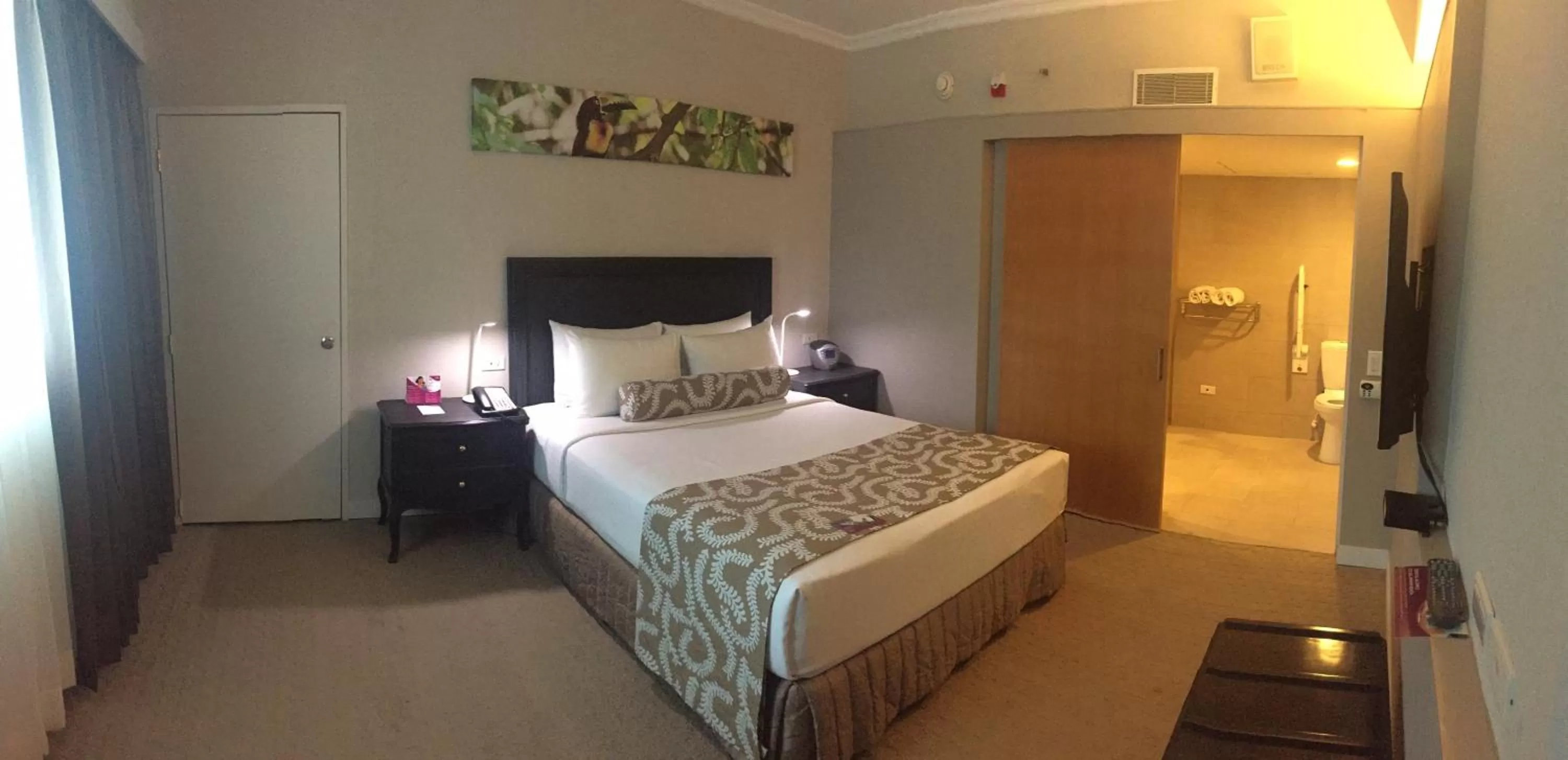 Photo of the whole room, Bed in Crowne Plaza Managua by IHG