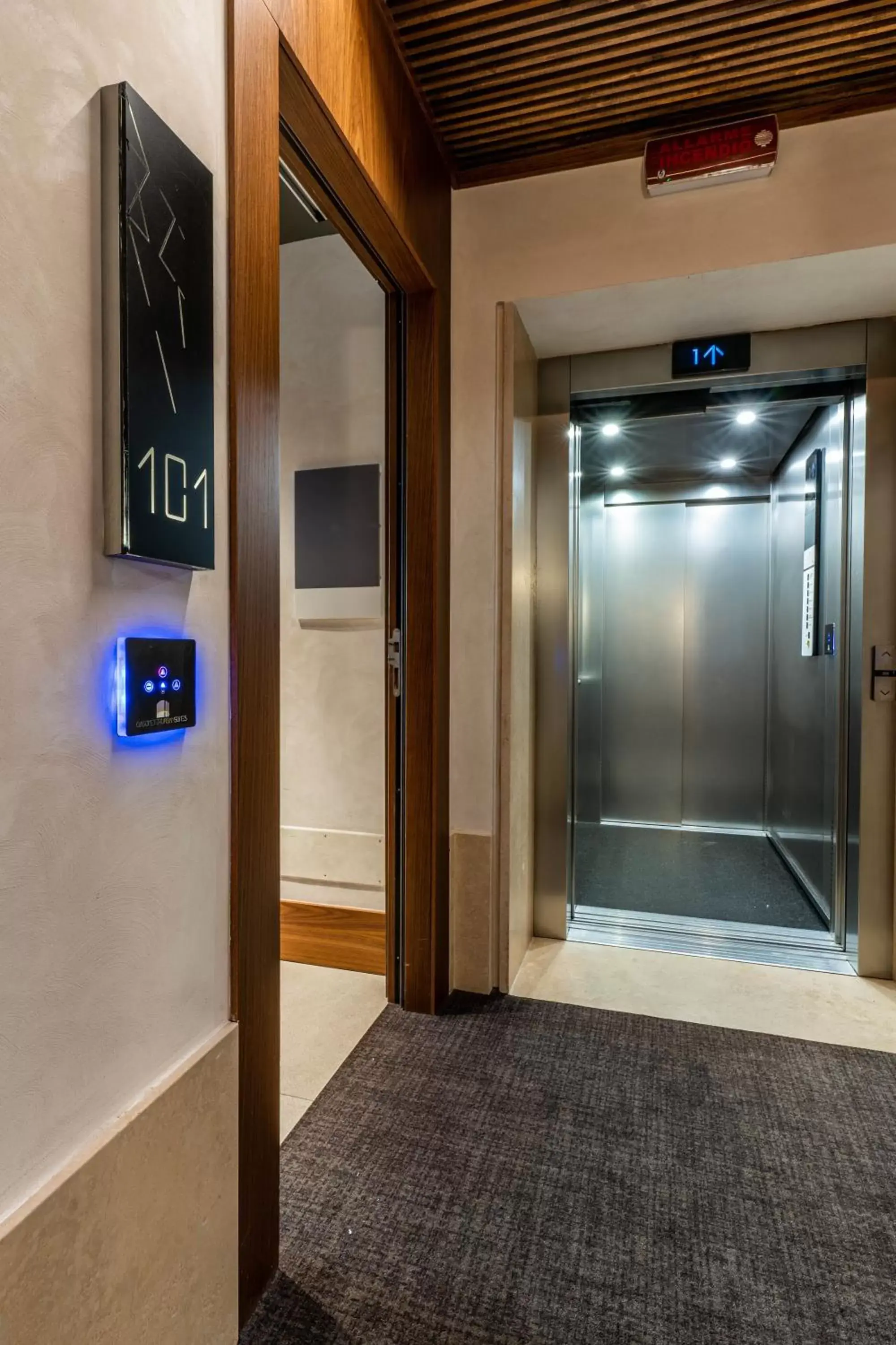 elevator, Bathroom in Gasometer Urban Suites