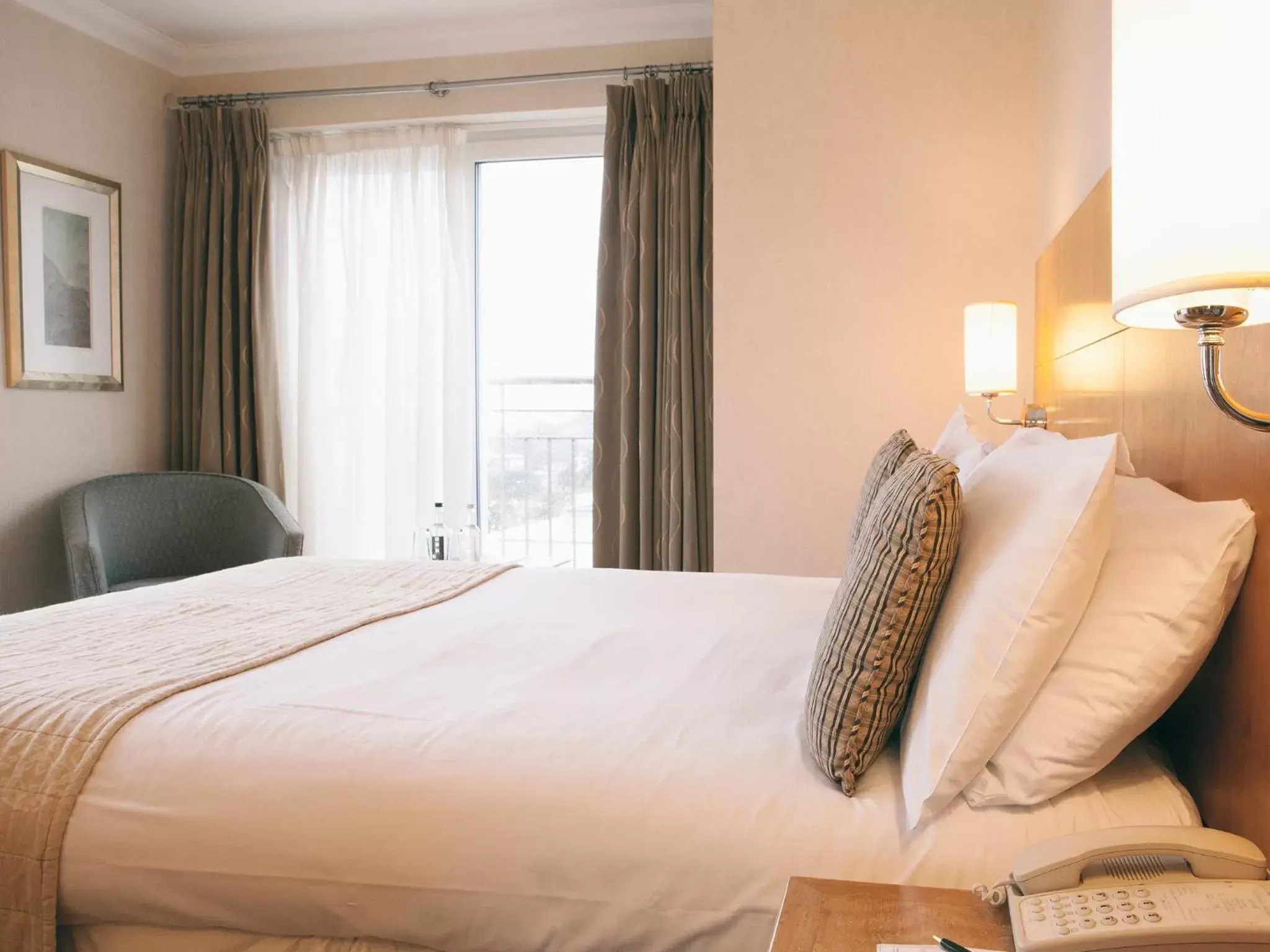 Bedroom, Bed in Harbour Heights Hotel