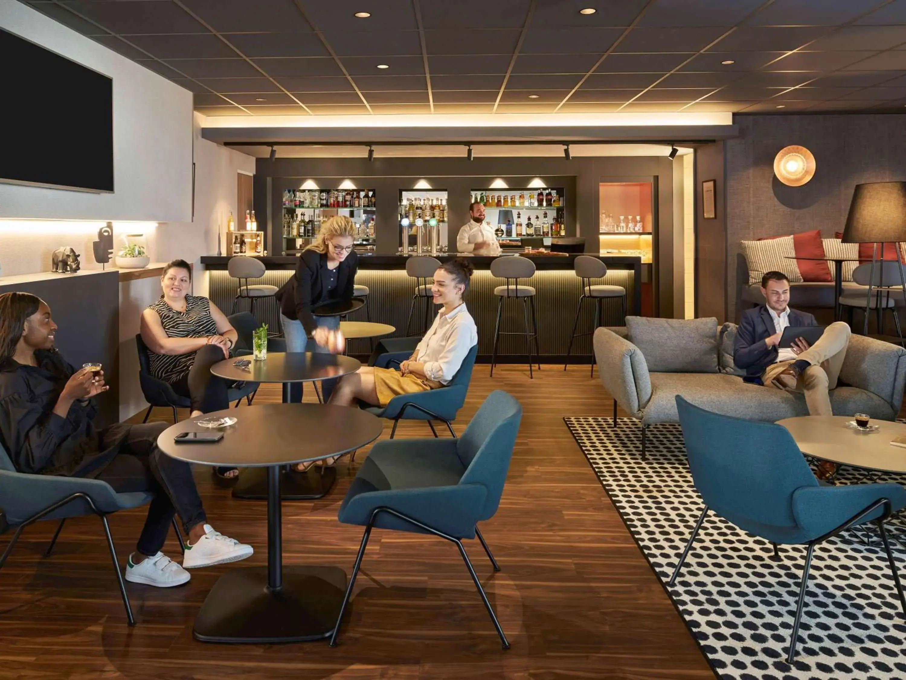 Lounge or bar in Novotel Massy Palaiseau