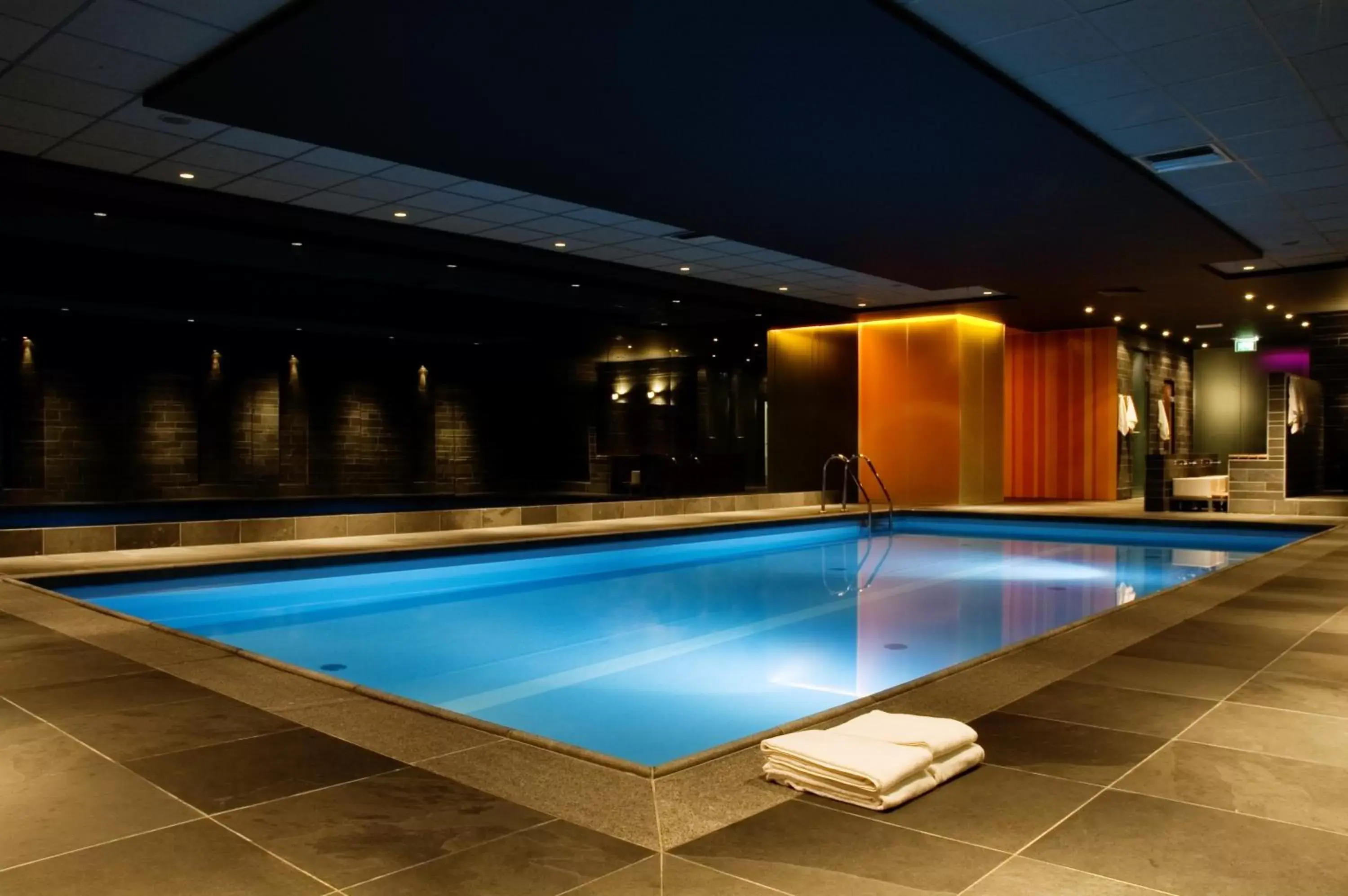 Swimming Pool in Hotel Restaurant Oud London