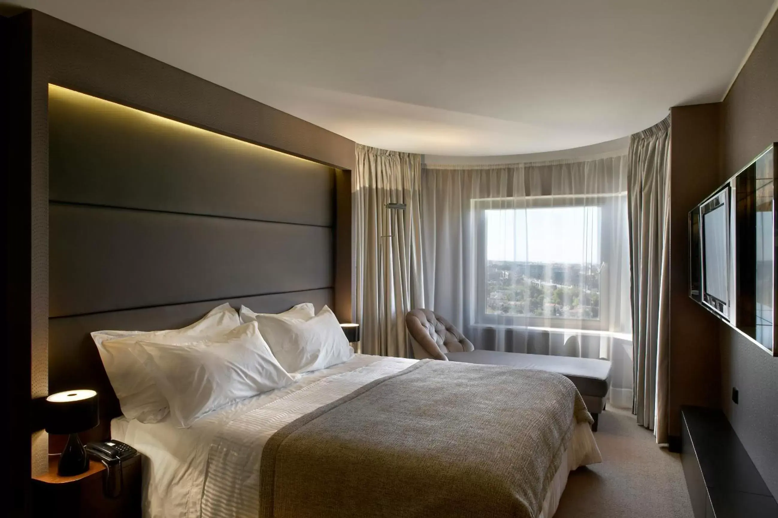 Bedroom, Bed in Porto Palácio Hotel by The Editory