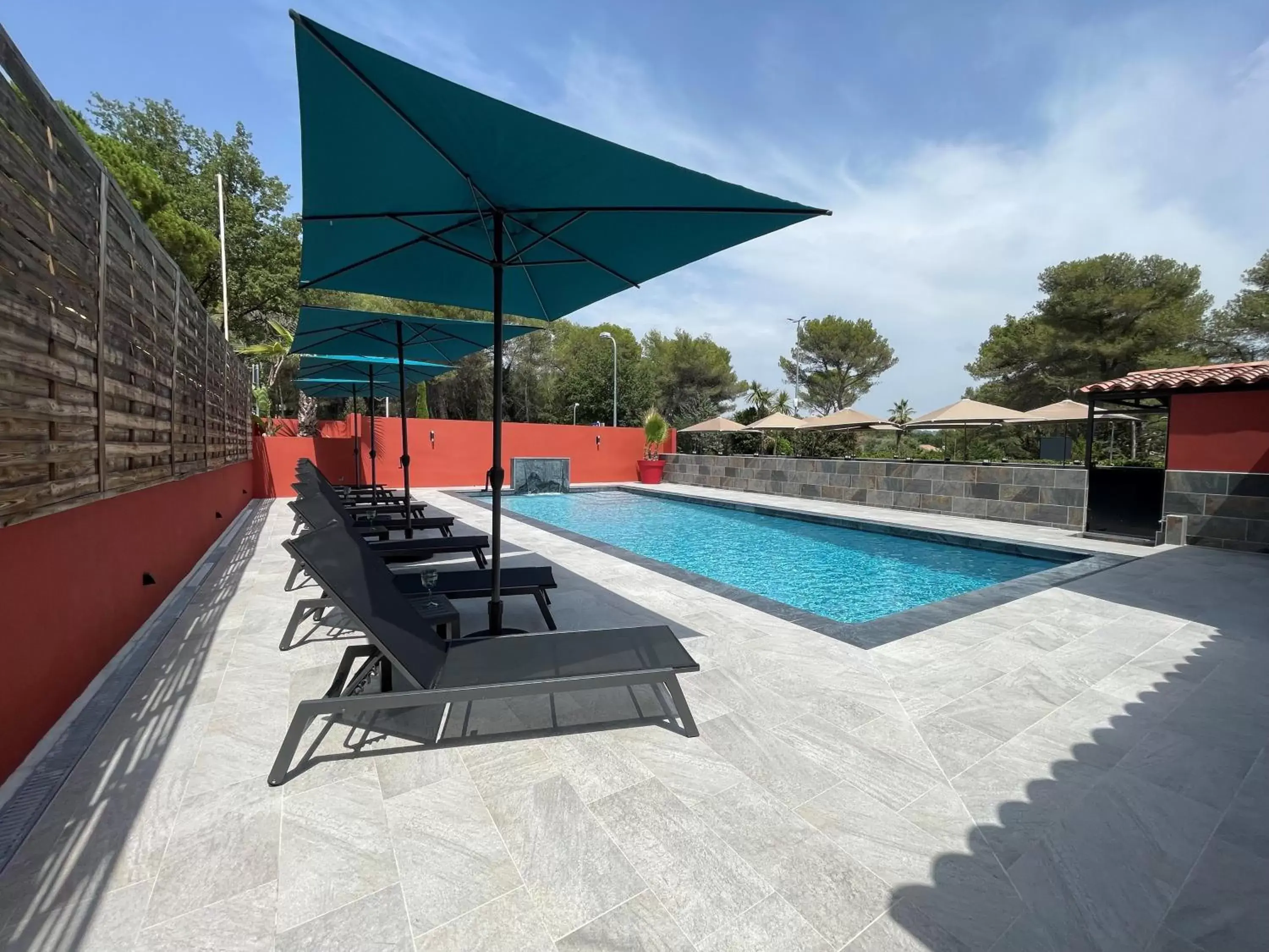 Property building, Swimming Pool in Urban Style Cannes Mouans-Sartoux - Piscine Extérieure - Parking Gratuit