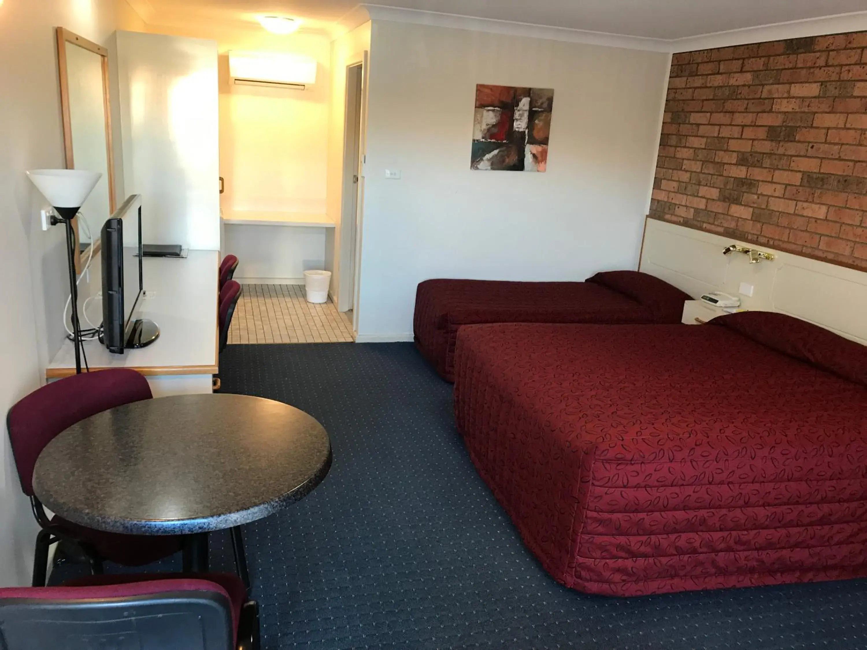 Bedroom in Orange Motor Lodge