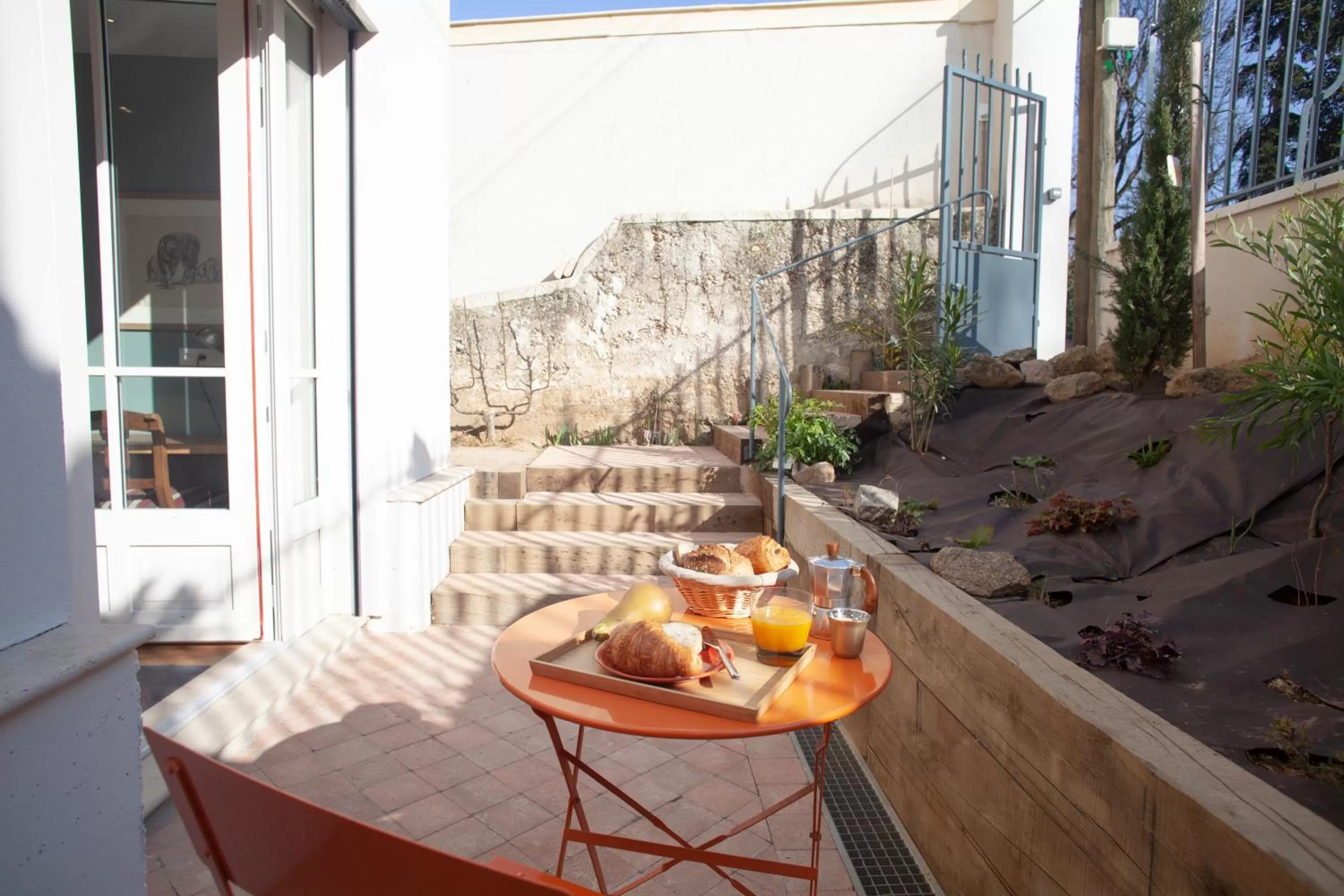 Property building in LYONEST chambre d'hôtes