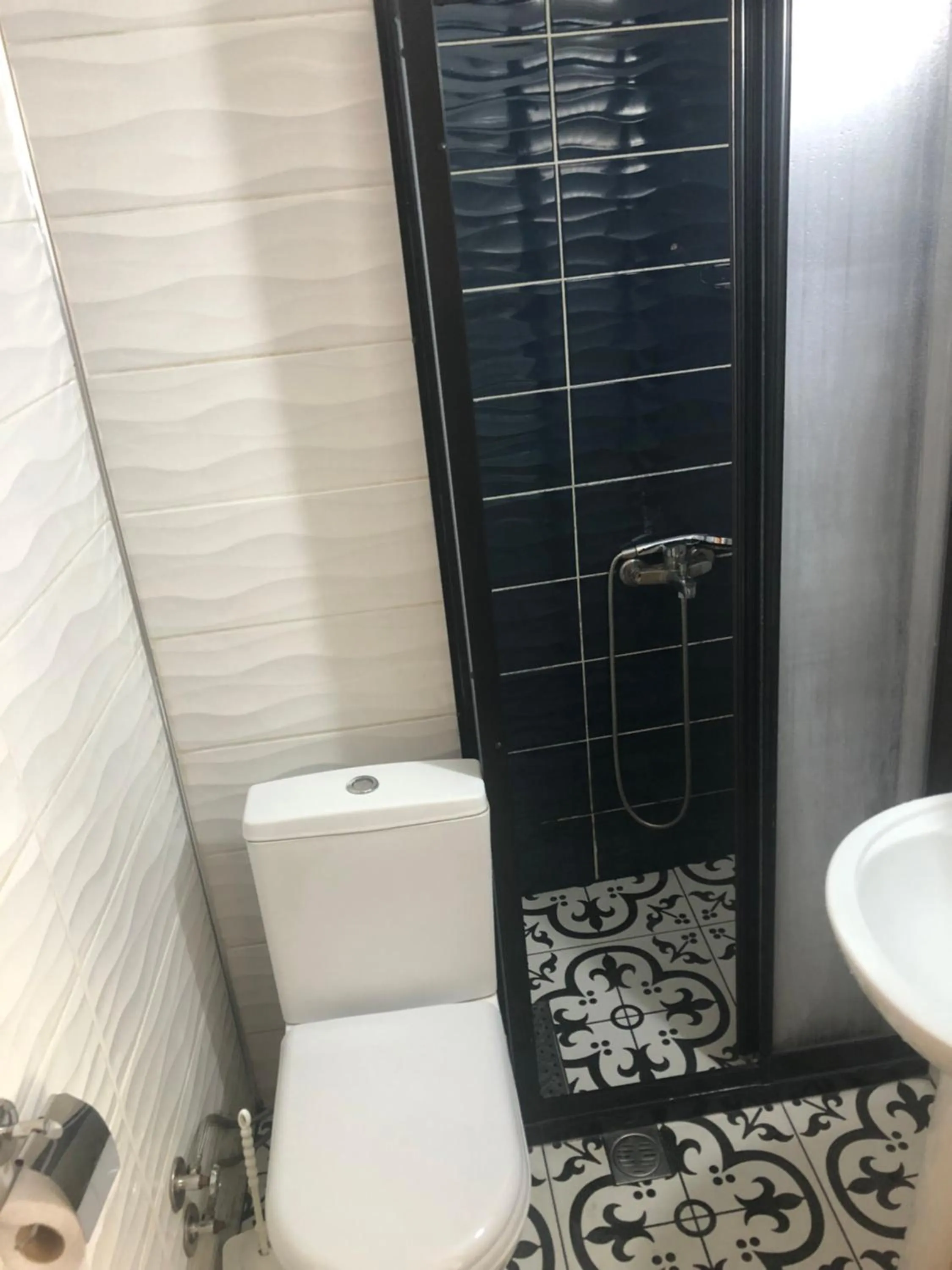 Shower in Reydel Hotel