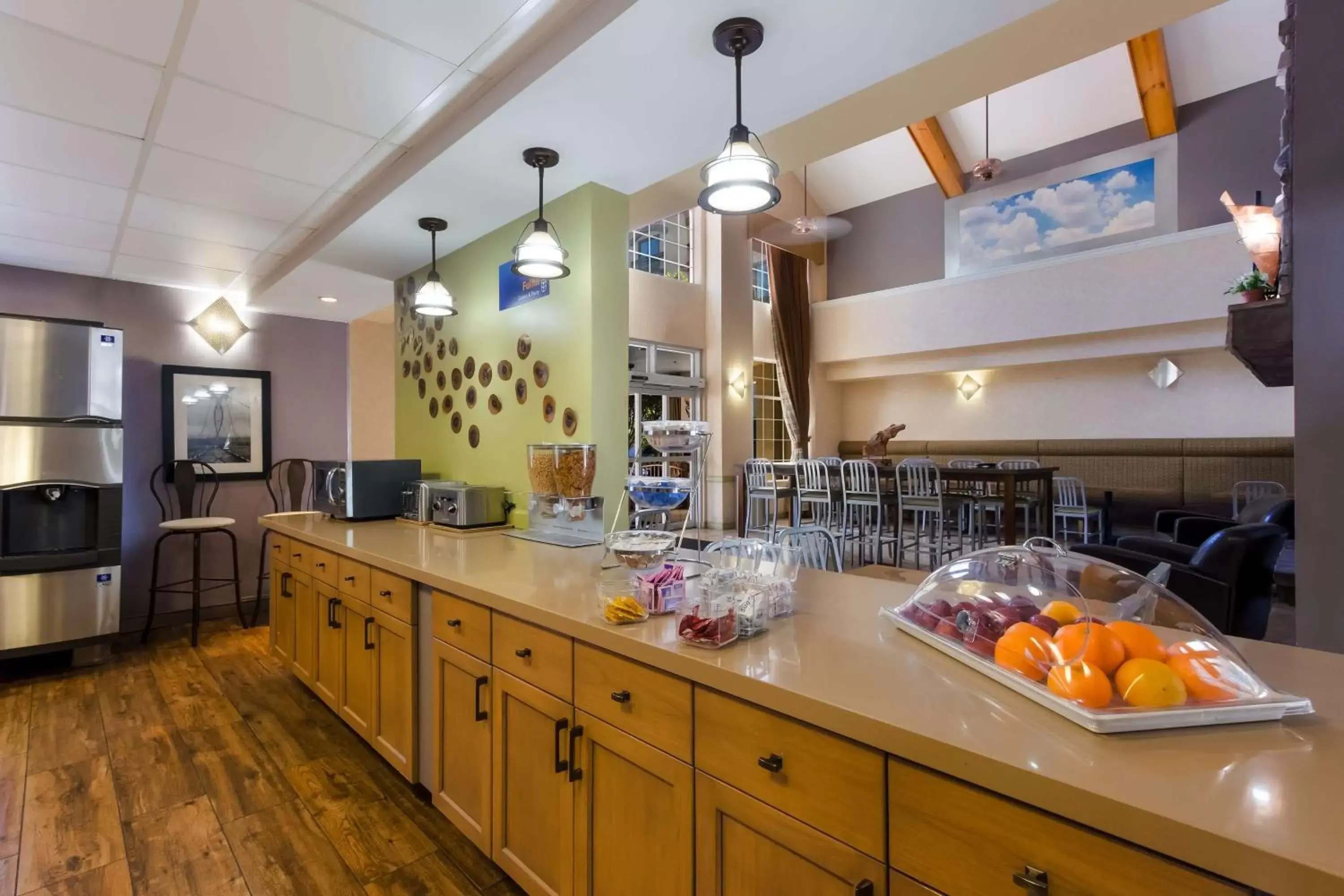 Breakfast, Kitchen/Kitchenette in SureStay Plus Hotel by Best Western Tempe University