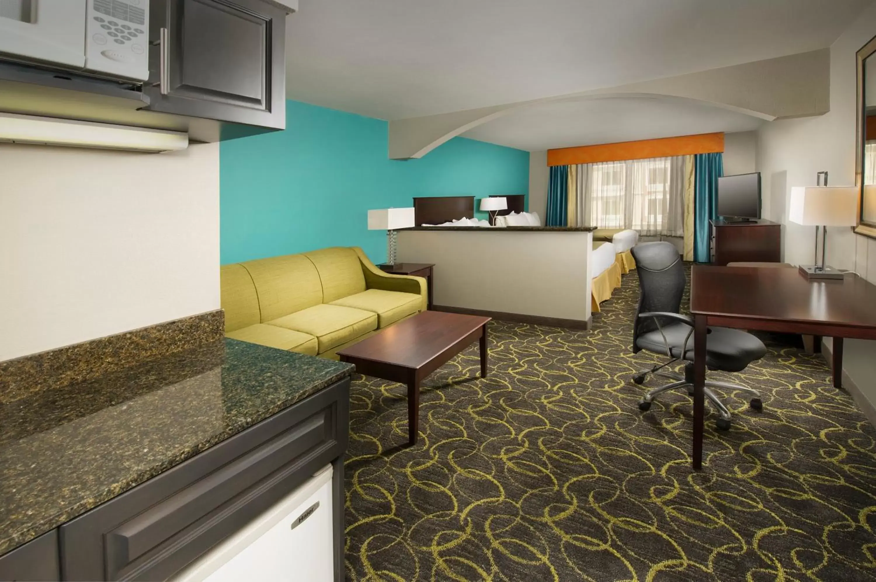 Photo of the whole room, Kitchen/Kitchenette in Holiday Inn Express & Suites DFW Airport - Grapevine, an IHG Hotel