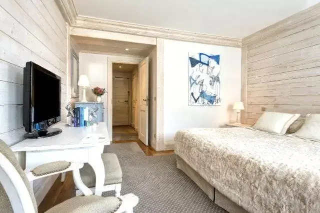 Photo of the whole room, Bed in Hôtel Les Barmes De l'Ours