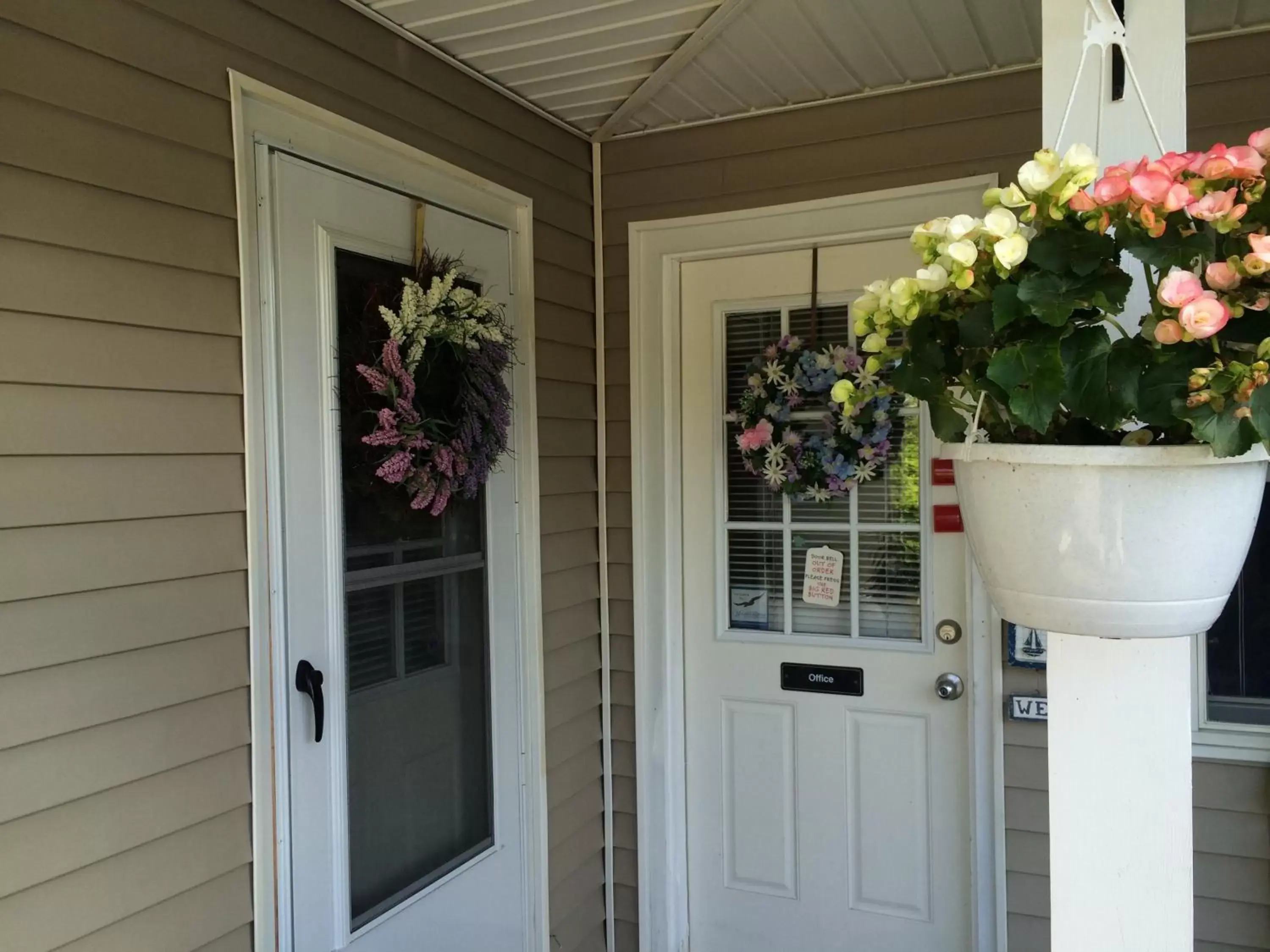 Facade/entrance in Westhampton Seabreeze Motel