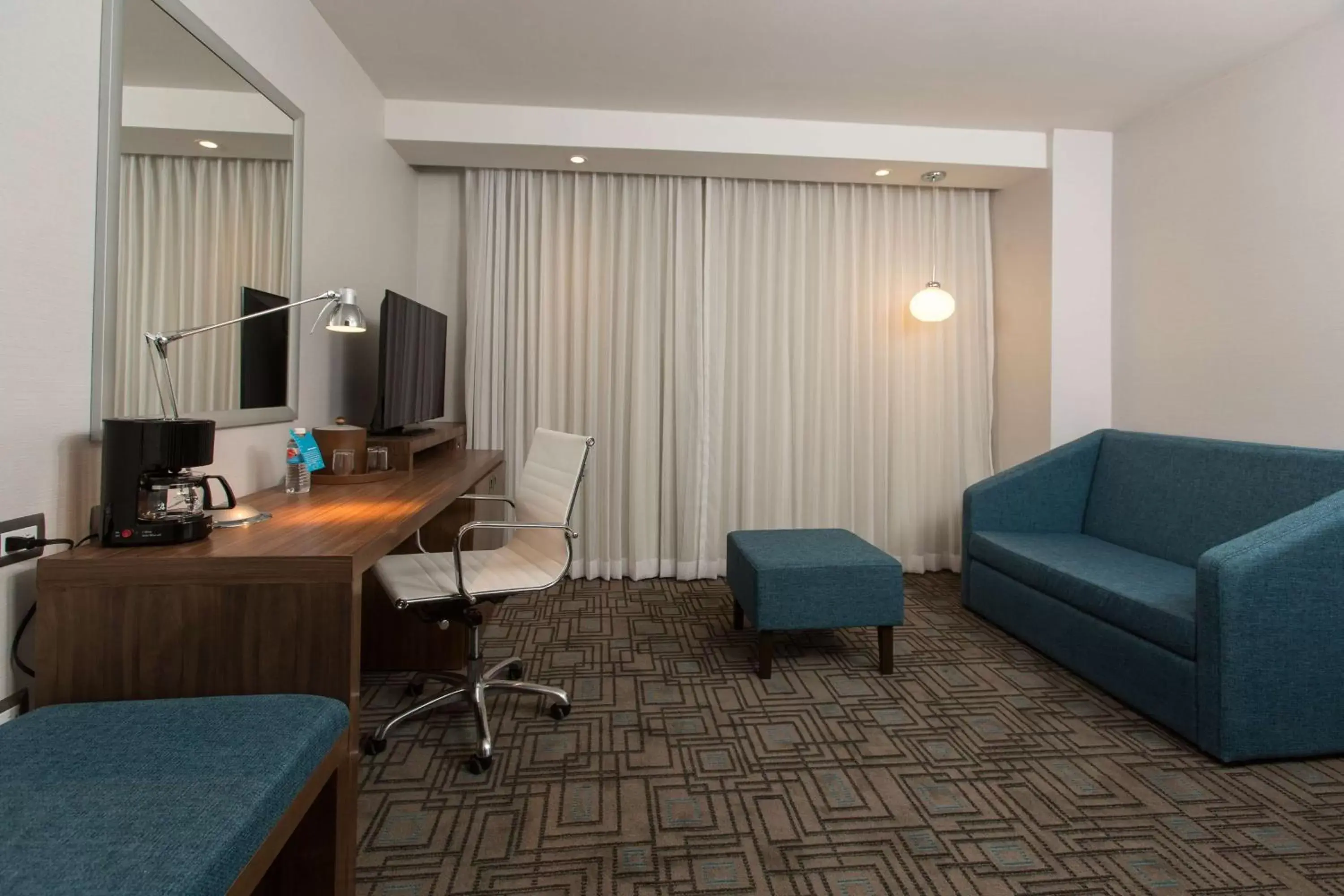 Bed, Seating Area in Hampton Inn by Hilton Hermosillo